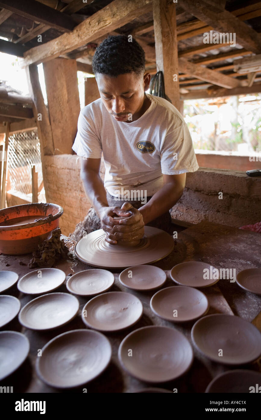 Uomo di gettare le piastre sulla ruota di kick Taller de Ceramica Ceramica Ducuali cooperativa Grande Nicaragua Foto Stock