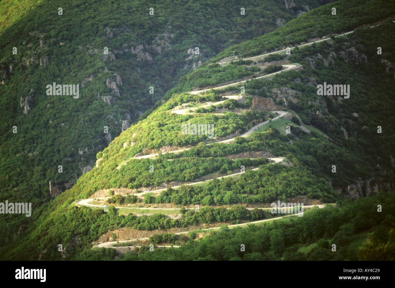 Guida su strada di avvolgimento con spire e angoli, Collina Montagna, Grecia, Epiros Zagoria Pindo Zagorohoria Vikos, Europa meridionale Foto Stock