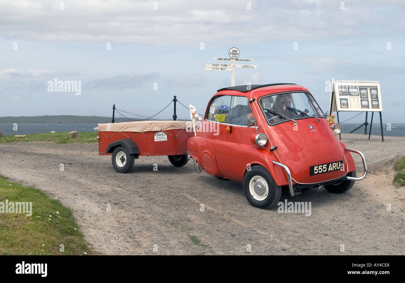 dh JOHN o GROATS CAITHNESS BMW Isetta segno attrazione turistica guidare la scozia auto tre ruote segno dopo a99 Foto Stock