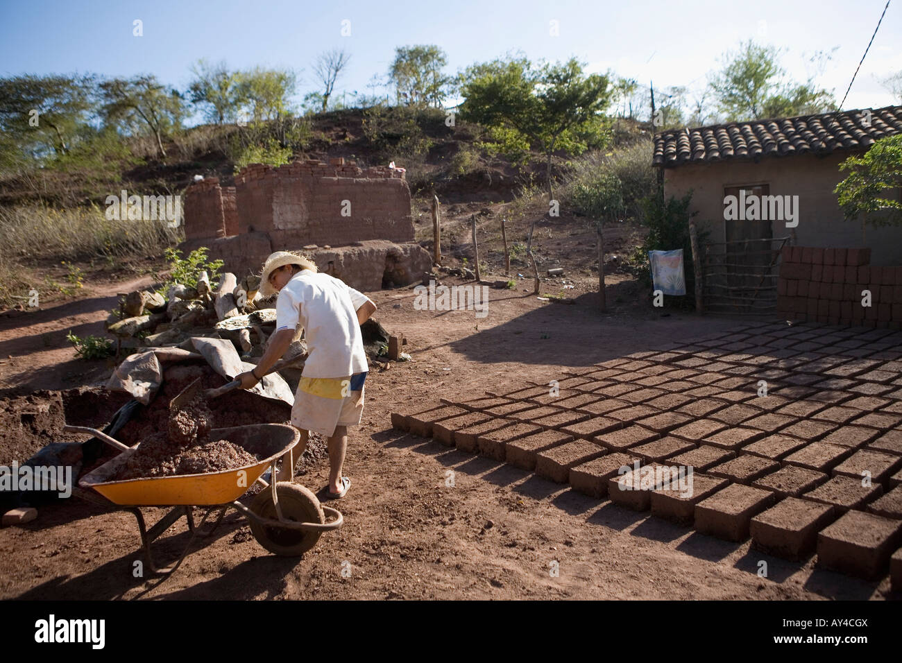 L'uomo facendo mattoni di adobe Ducuali Grande Nicaragua Foto Stock