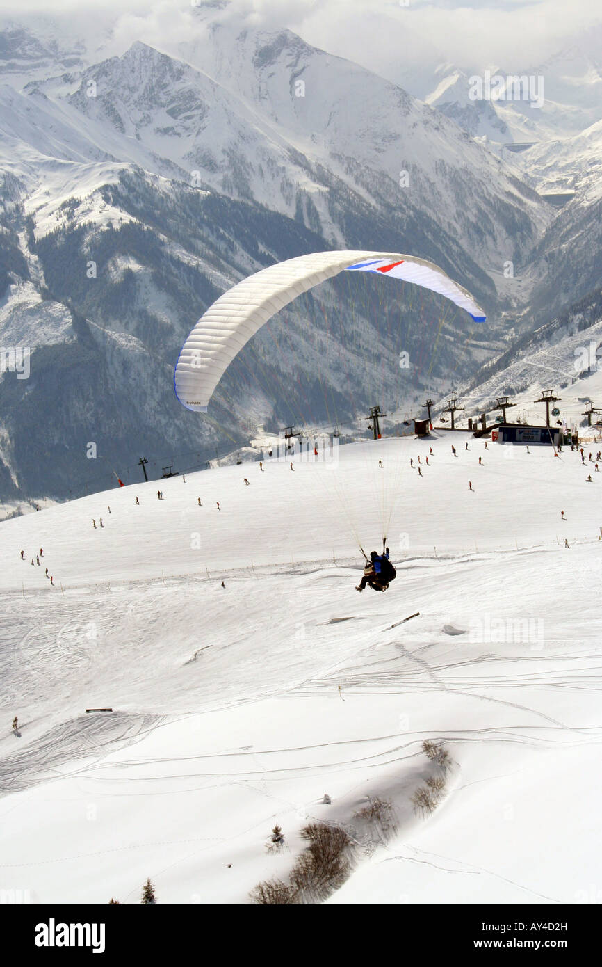 Parachutist nelle Alpi Svizzere montagne, Crans Montana, Svizzera. Foto Stock