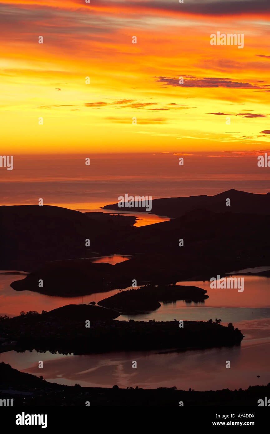 Alba vista del porto di Otago e la penisola di Otago da Mt Cargill Dunedin Isola del Sud della Nuova Zelanda Foto Stock