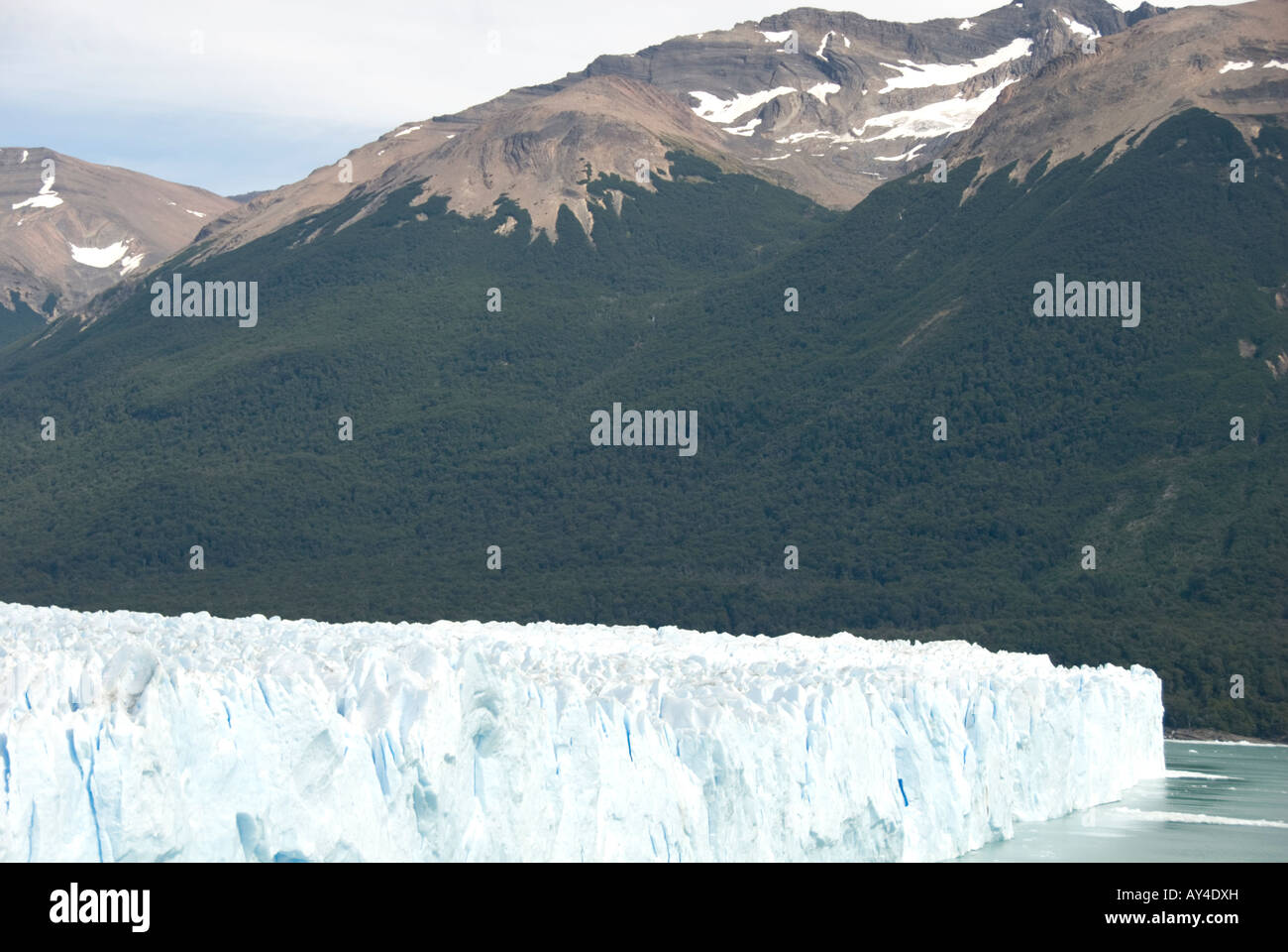 Il balcone di ogni camera di persone la visualizzazione del Glaciar Moreno in Argentina vicino alla città di El Calafarte Parque National Los Glacieras,Patagonia,America del Sud Foto Stock
