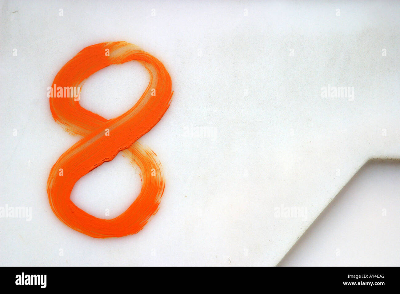 Il numero 8 sul lato di una vasca in plastica Foto Stock