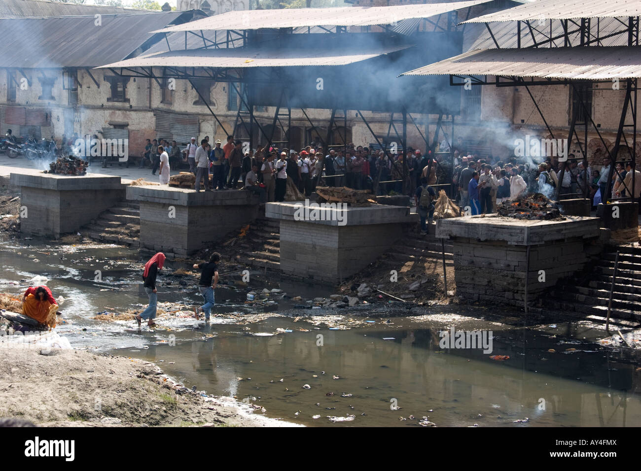 Il fiume Bagmati Nepal Bank Foto Stock