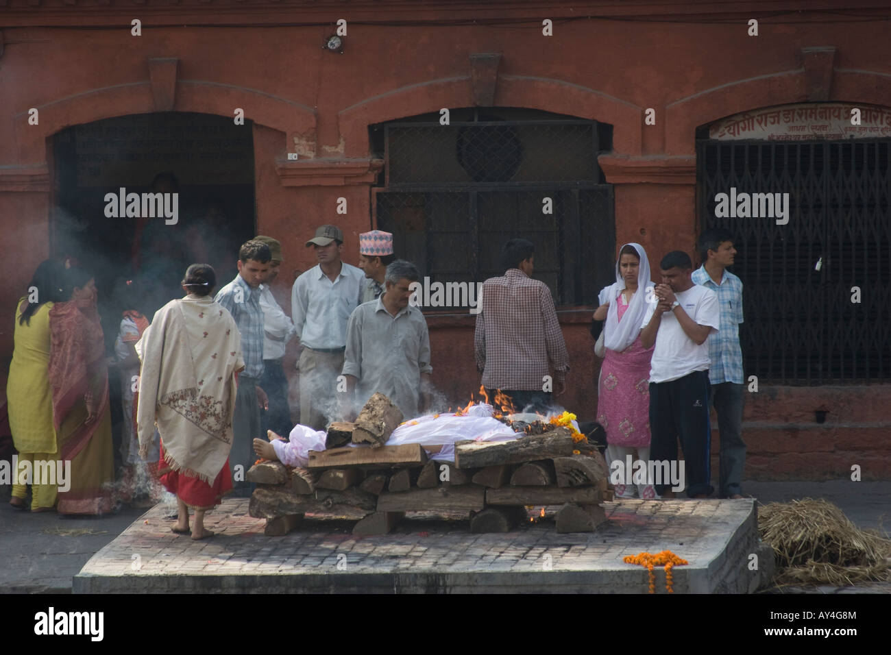 Il fiume Bagmati Nepal Bank Foto Stock