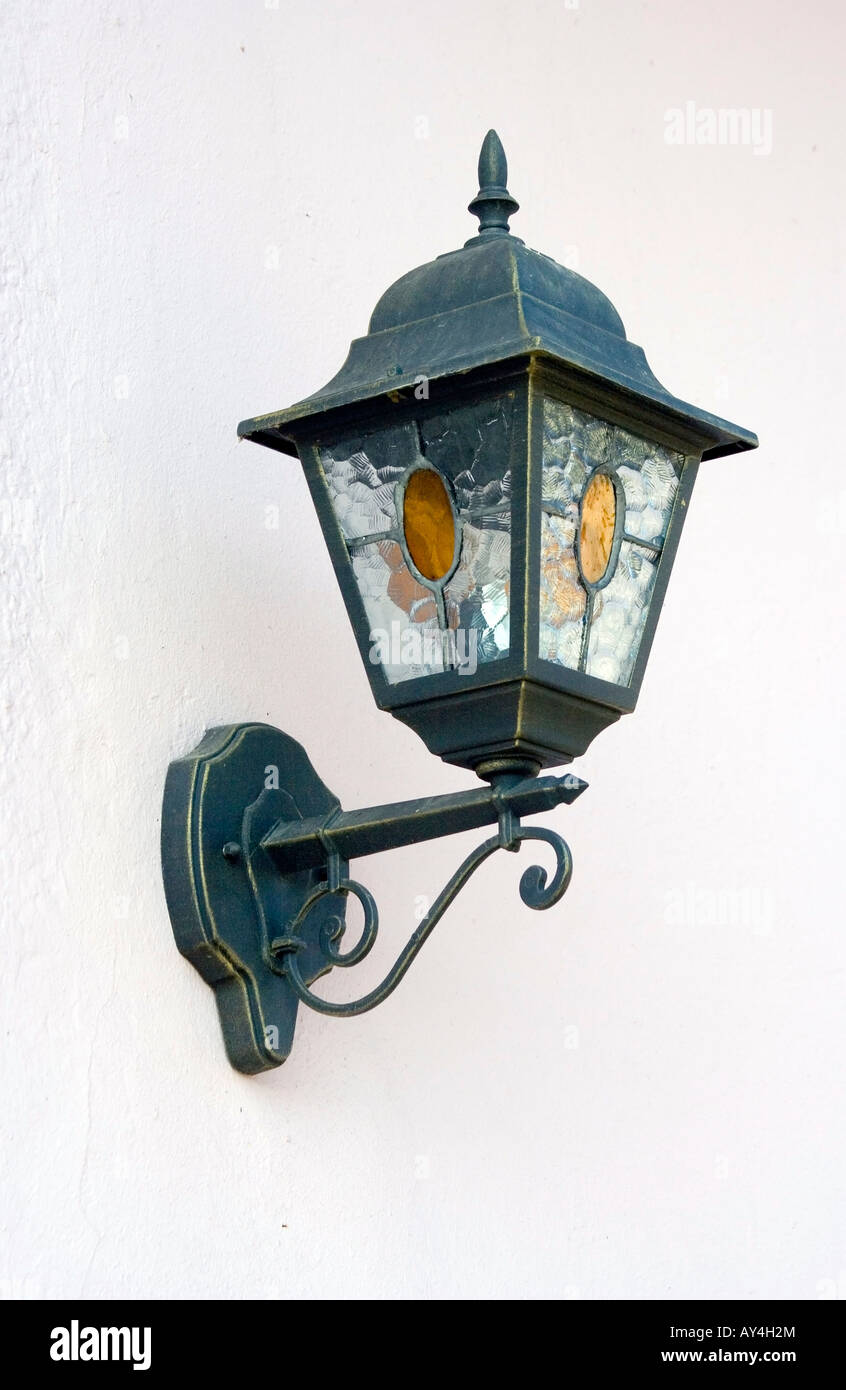 All'aperto, in stile vecchia lampada, montato sulla parete. Foto Stock