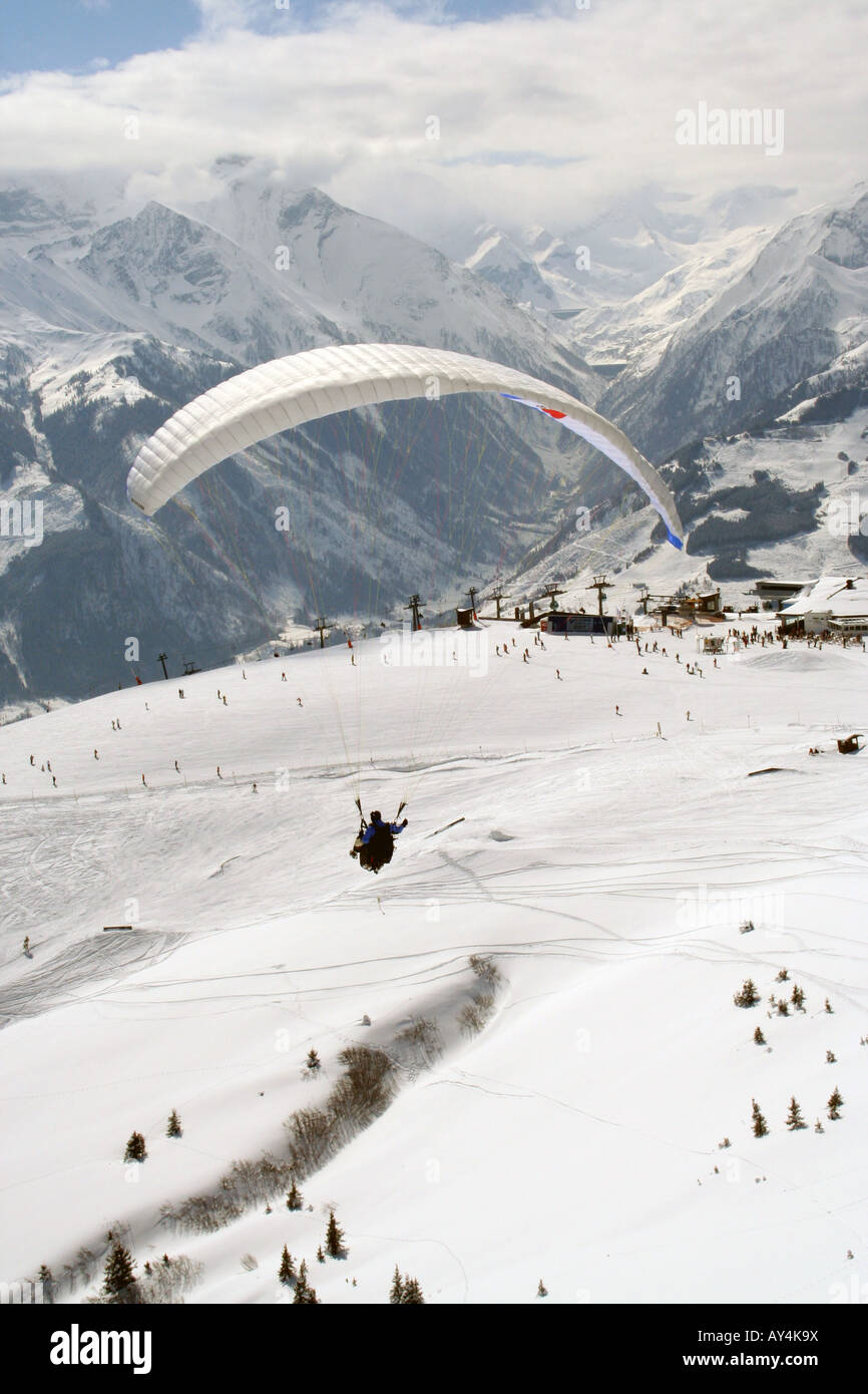Parachutist nelle Alpi Svizzere montagne, Crans Montana, Svizzera. Foto Stock