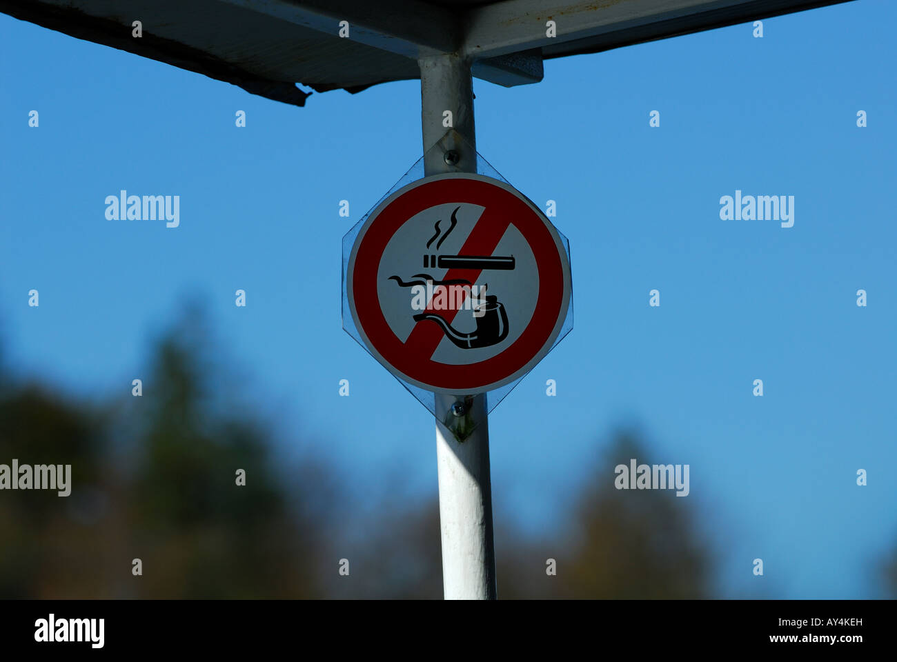 "Vietato Fumare" segno che mostra entrambe le sigarette e tubo. Il Parco Nazionale dei Laghi di Plitvice, Croazia Foto Stock
