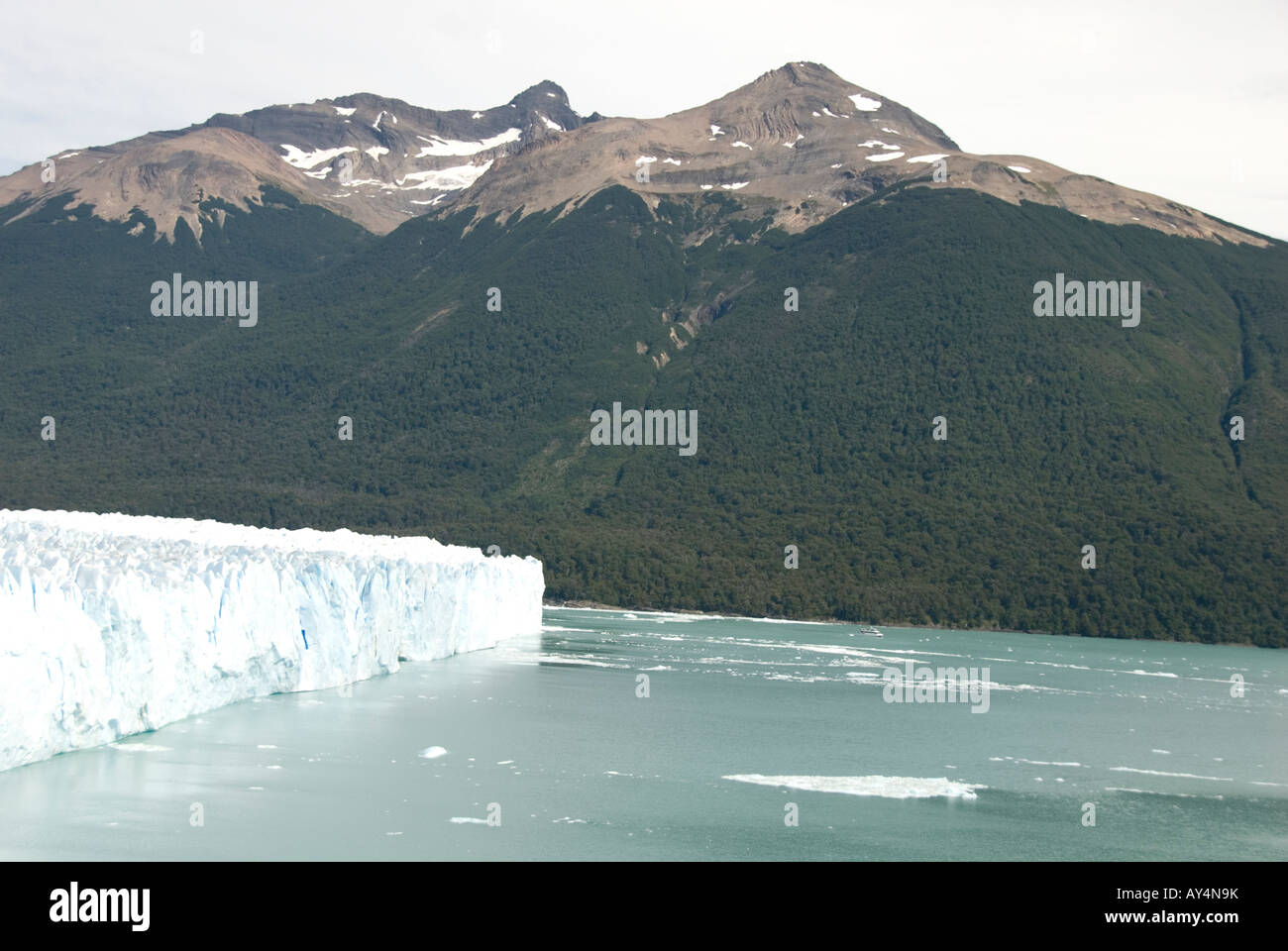 Il balcone di ogni camera di persone la visualizzazione del Glaciar Moreno in Argentina vicino alla città di El Calafarte Parque National Los Glacieras,Patagonia,America del Sud Foto Stock