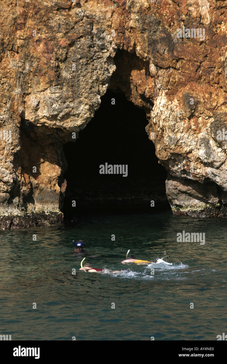 Due persone snorkeling da grotte a Norman Island Isole Vergini Britanniche dei Caraibi Foto Stock
