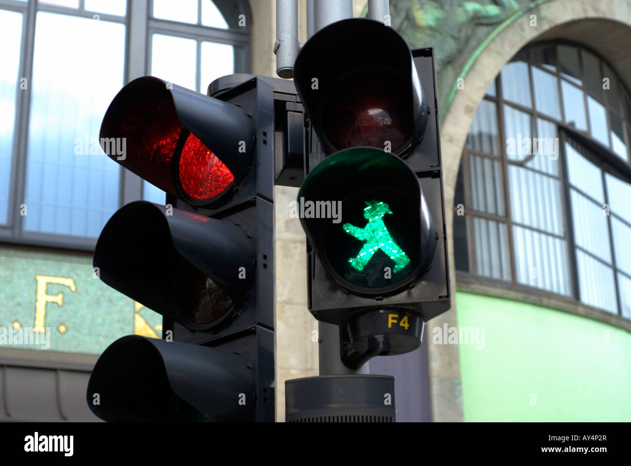 Semaforo a Berlino con il tipico uomo a piedi Foto Stock