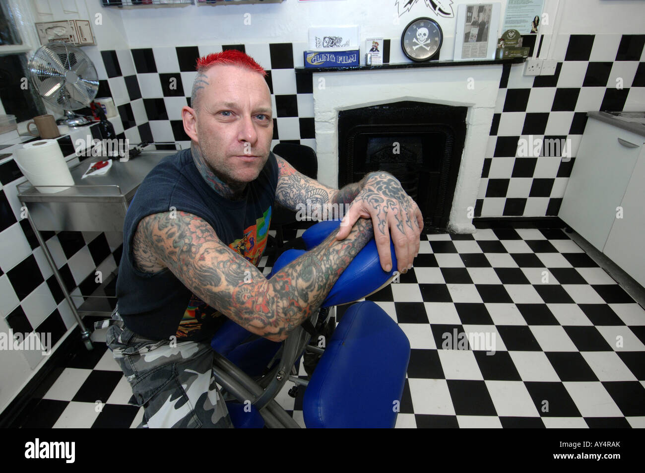 Vasca da bagno studio di un artista del tatuaggio Foto Stock