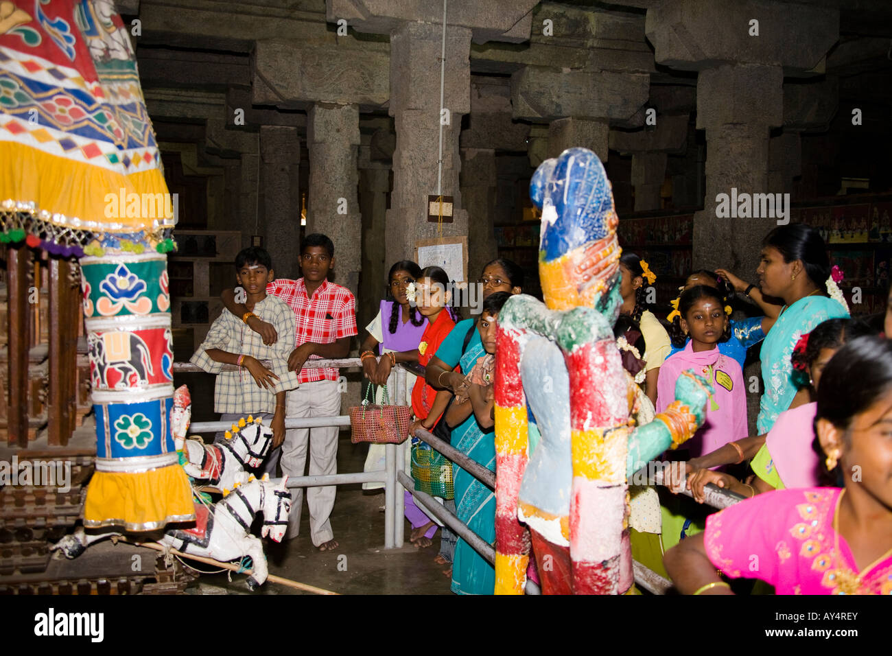 Le persone accanto al modello di Shiva santo del carro, 1.000 pilastri Hall, Tempio di Madurai, Madurai, Tamil Nadu, India Foto Stock