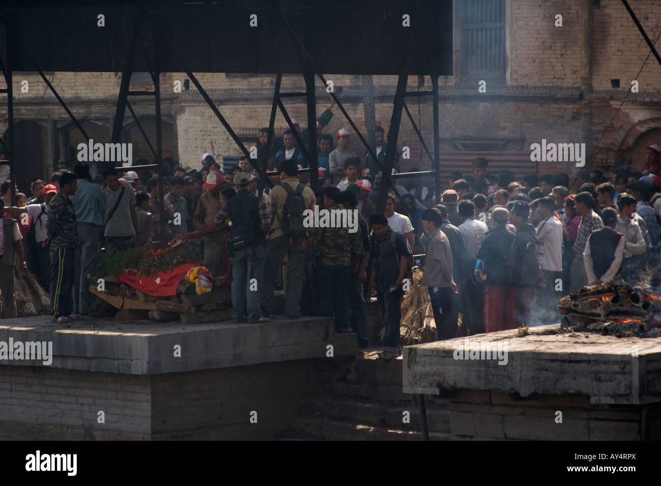 Cerimonia di cremazione sul fiume Bagmati Bank, Nepal Foto Stock