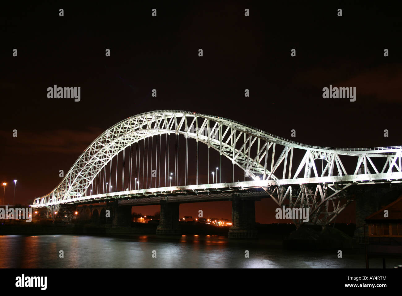 Runcorn Bridge (Silver Jubilee ponte di sospensione) di notte [A533 Queensway, Runcorn/Widnes, Cheshire, Inghilterra, Regno Unito, Europa]. . Foto Stock