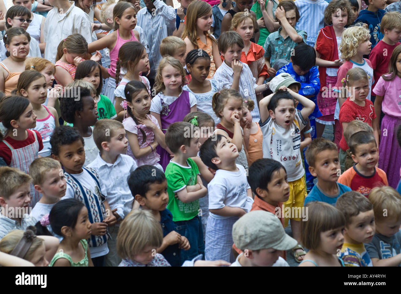 Gruppo multietnico di scolari in attesa di un incontro con il sindaco di Leuven Belgio Europa Foto Stock