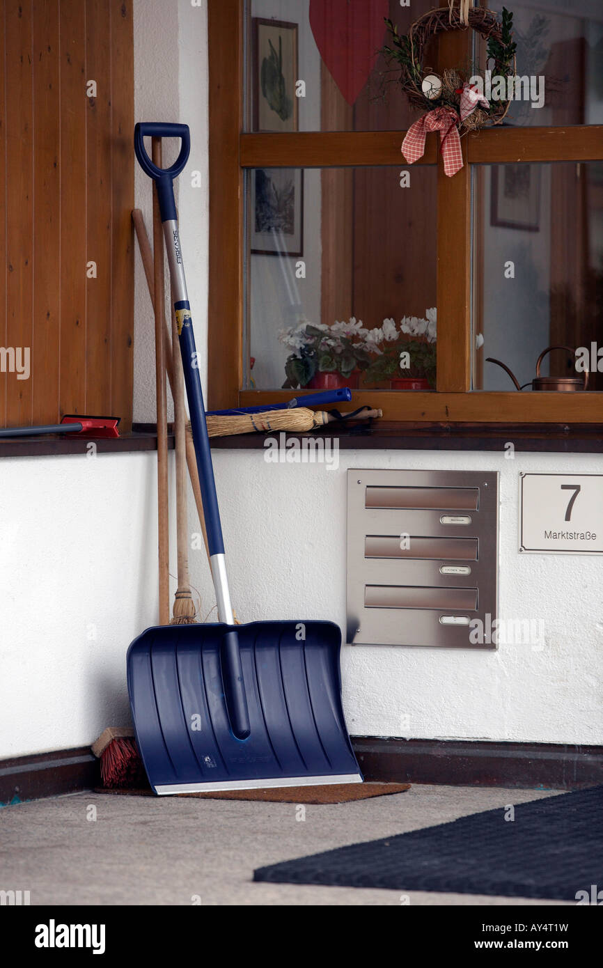 Pala da neve, nel portico di casa. Foto Stock