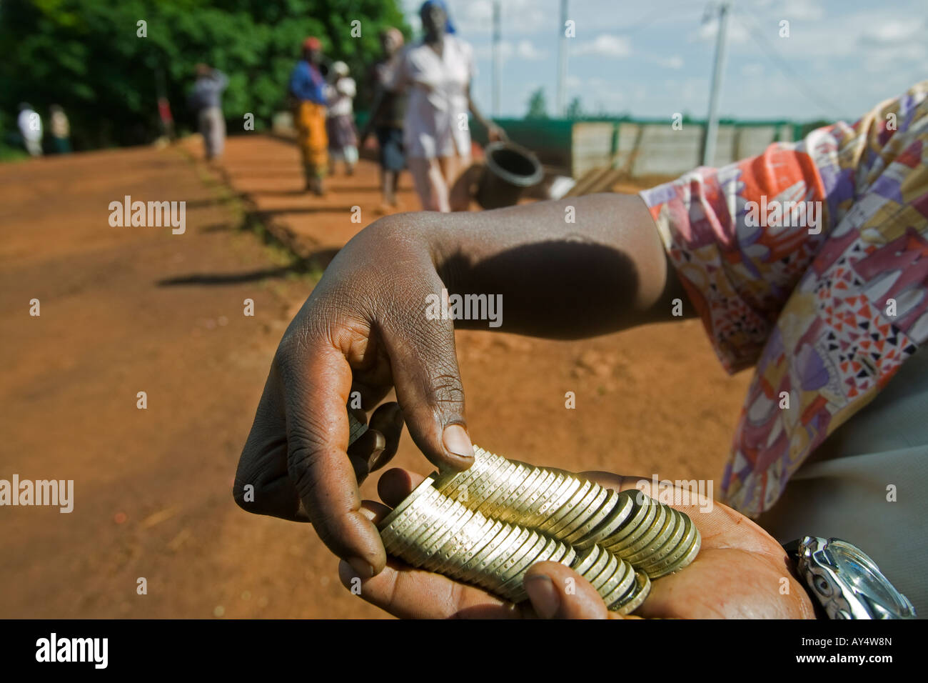 Africa Kenya Ruira raccoglitrici di caffè riscuotere il pagamento di 40 scellini keniani per ogni tazza di ciliegie di caffè al sito di raccolta Foto Stock