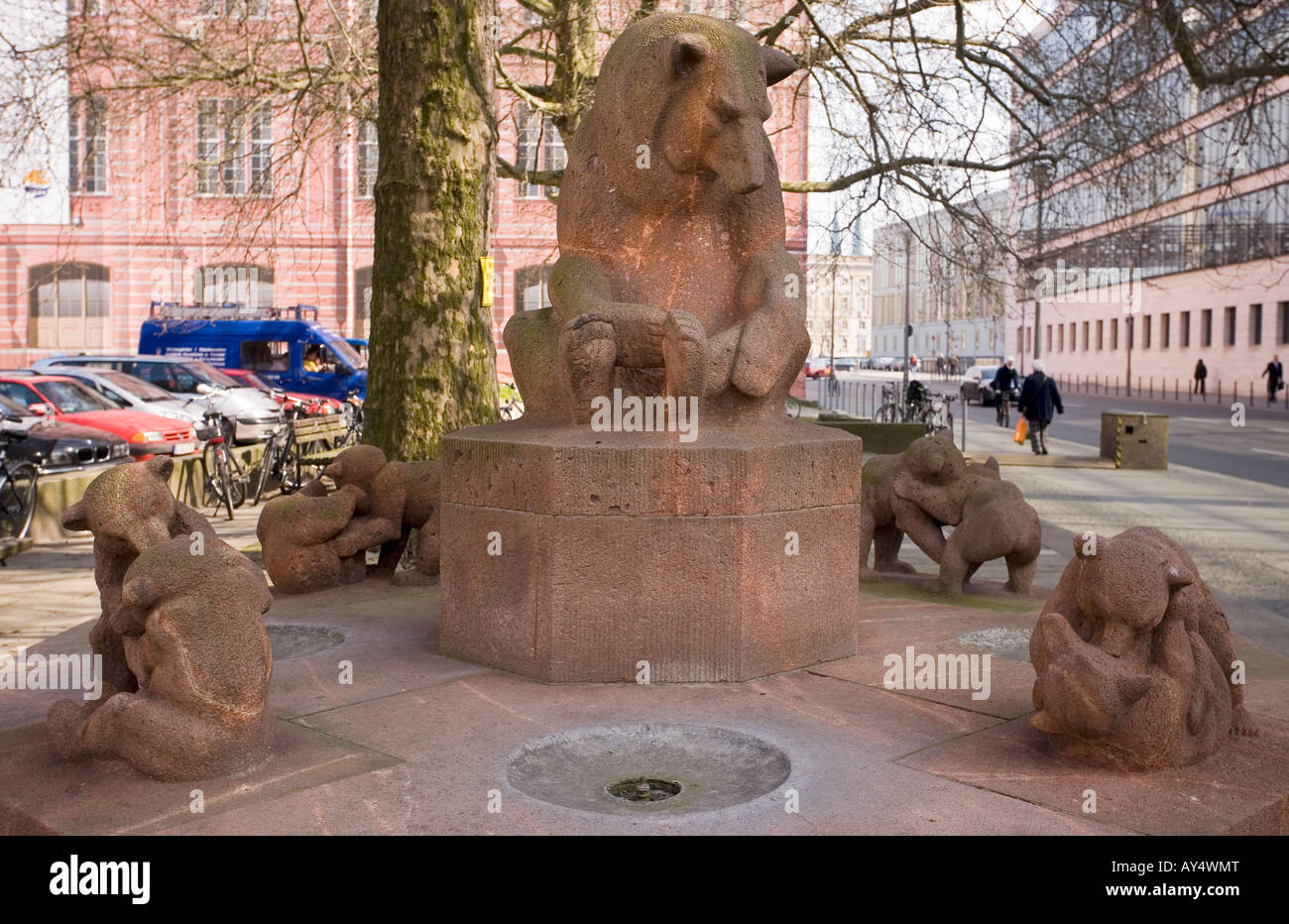 Bear Statua fontana su Werderstrasse Berlino Germania Foto Stock