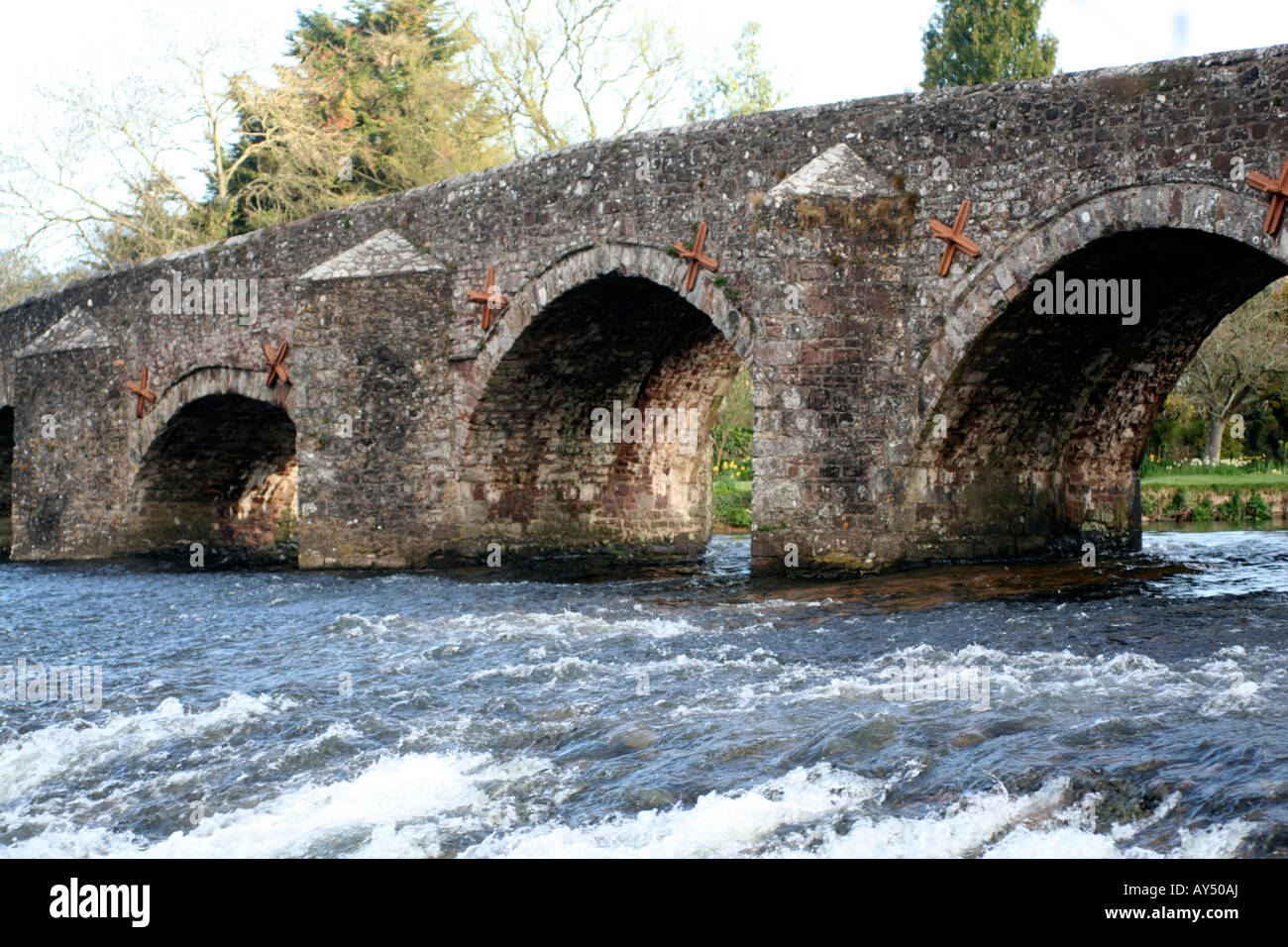 BICKLEIGH ponte costruito nel 1809 CON LA TROUT INN BICKLEIGH DEVON Foto Stock