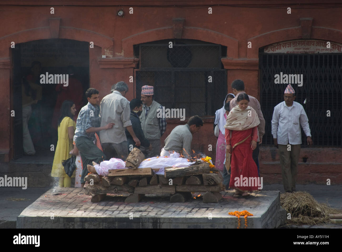 Cerimonia di cremazione sul fiume Bagmati Bank, Nepal Foto Stock