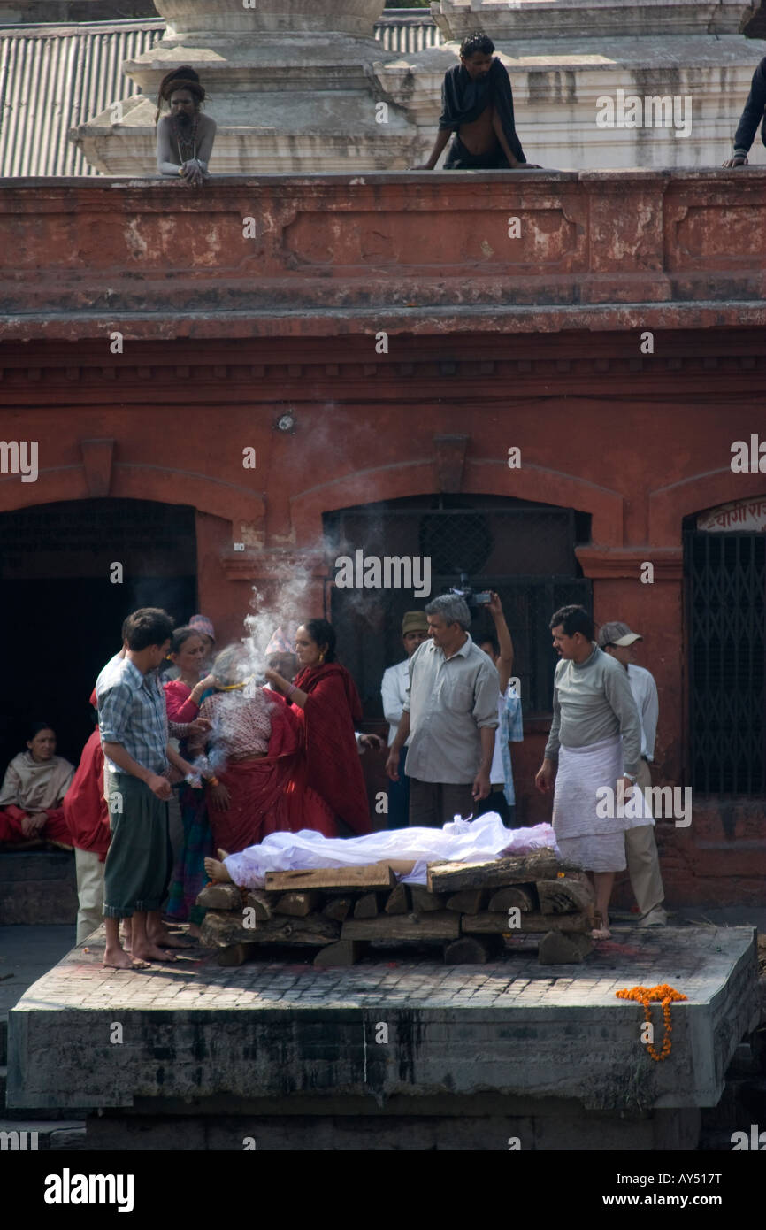 Cerimonia di cremazione sul fiume Bagmati Bank, Nepal Foto Stock