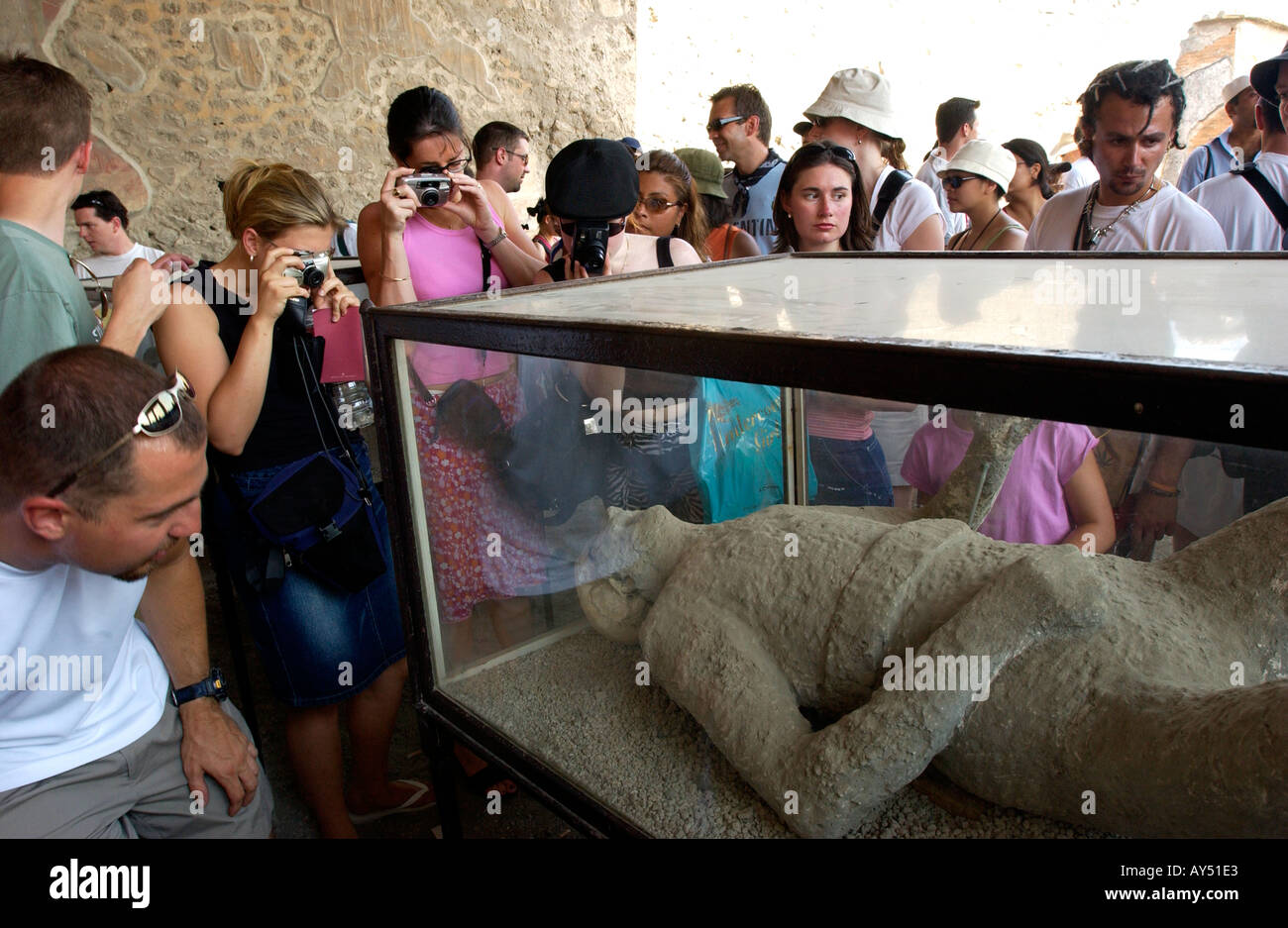 I turisti affollano per vedere il cast del corpo di Pompei vulcano vittima Foto Stock
