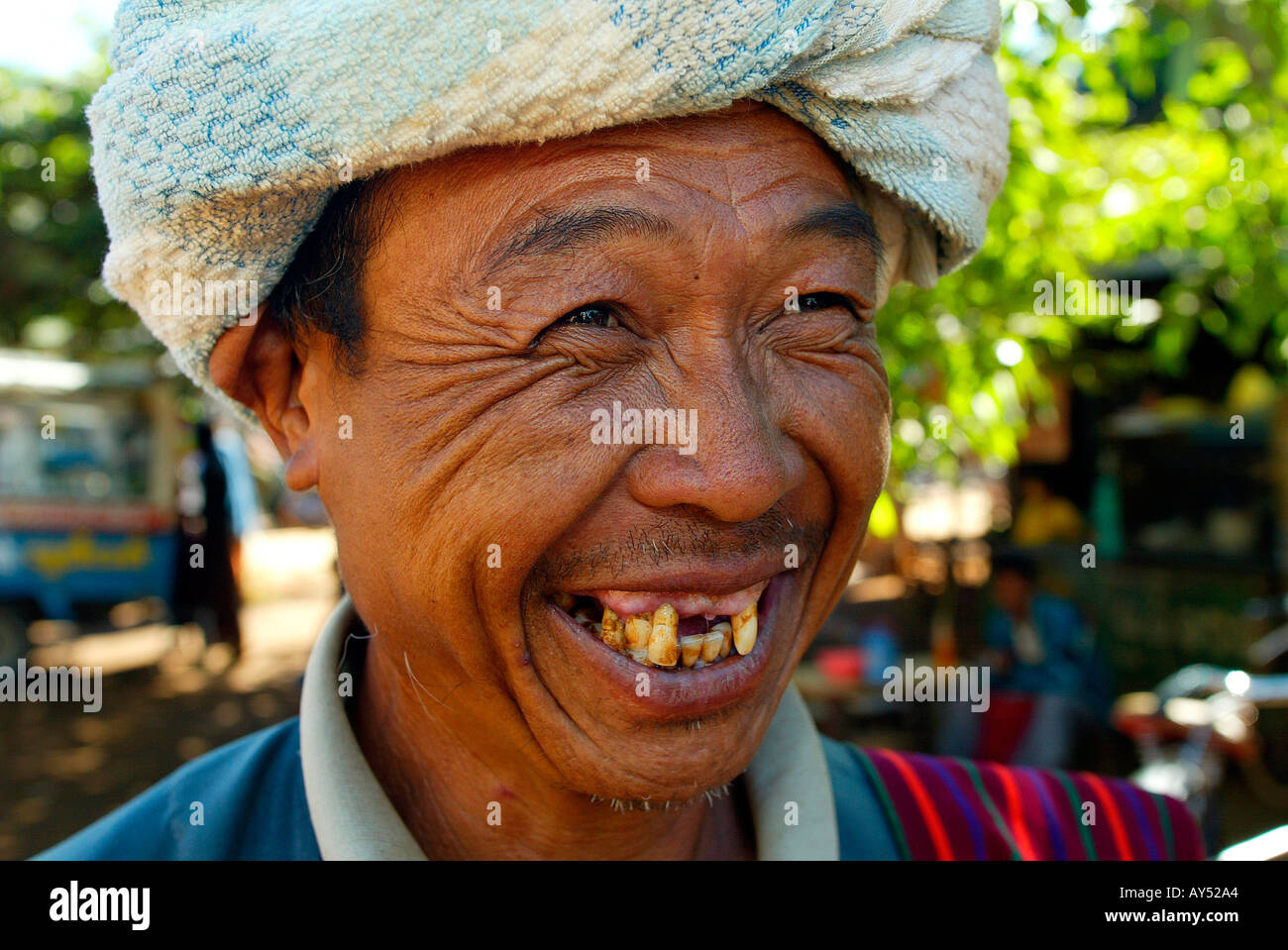 Dente divario uomo sorridente MYANMAR Birmania Foto Stock