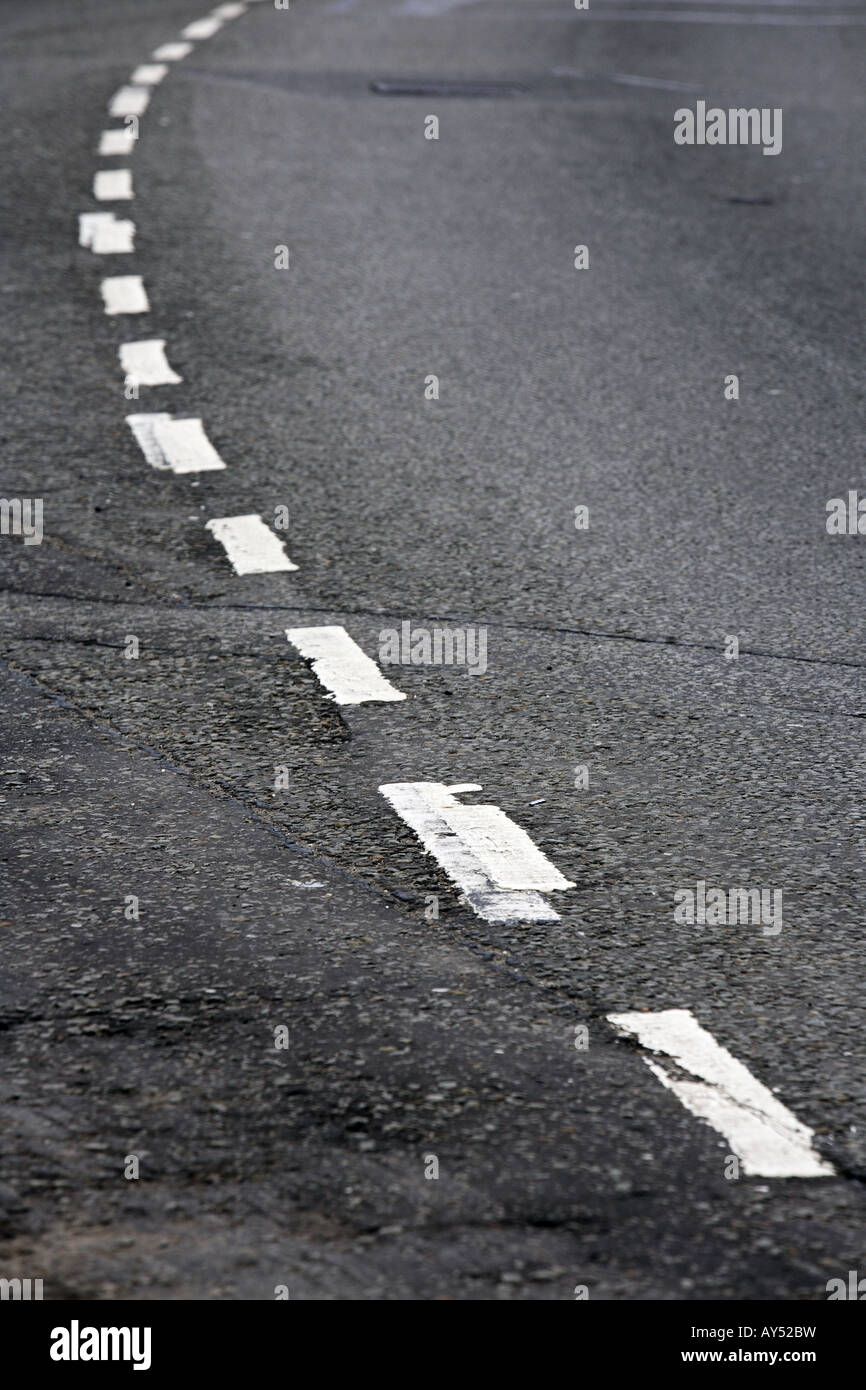 White linea tratteggiata la segnaletica stradale Foto Stock