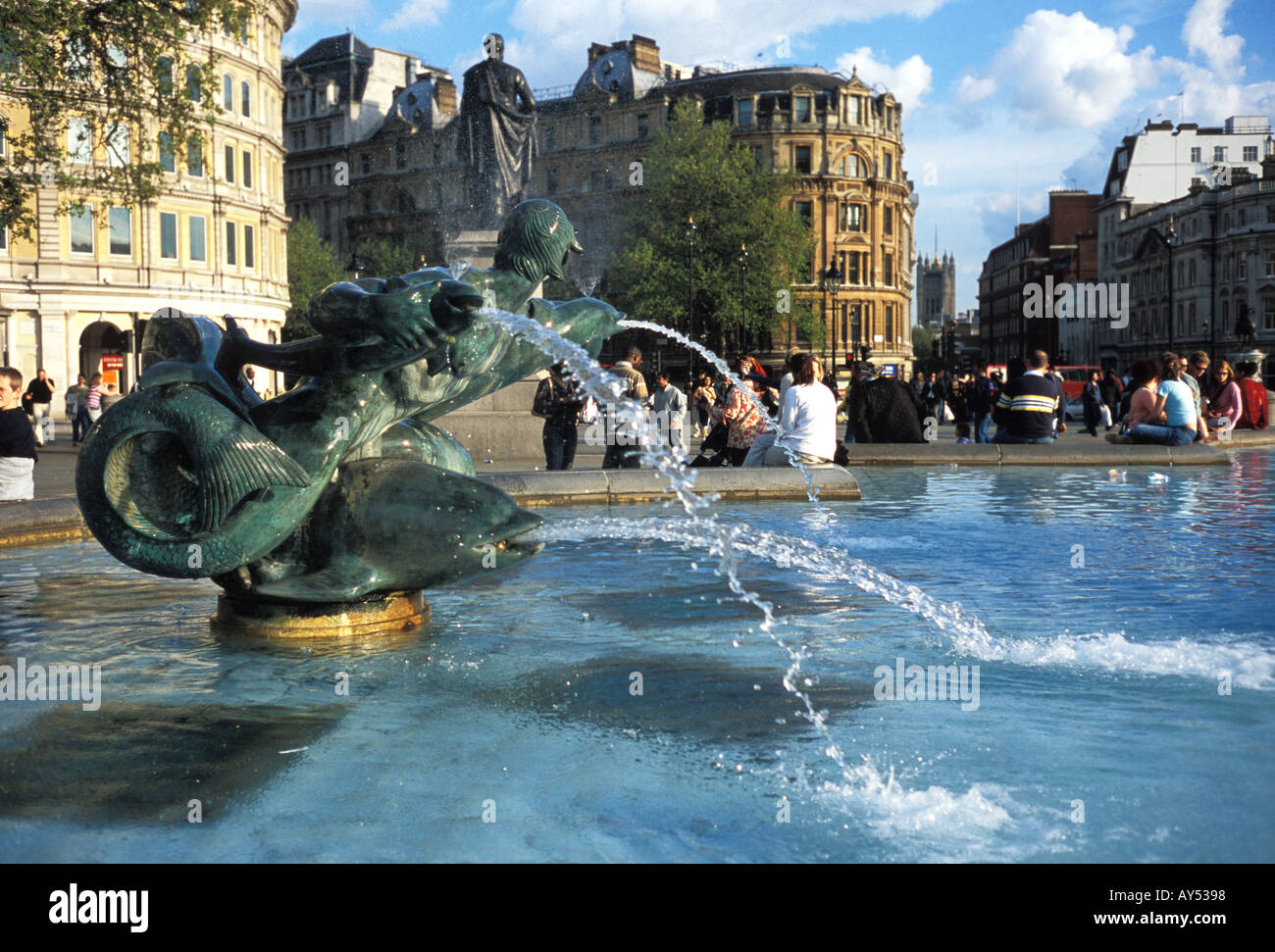 Trafalgar Square fontana e statua Londra Inghilterra Foto Stock