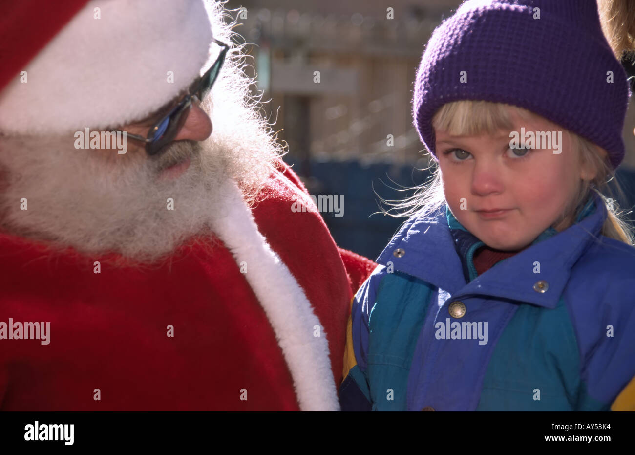 Babbo Natale paga una visita per il Cowboy celebrazione di Natale in Capitan, Nuovo Messico. Foto Stock