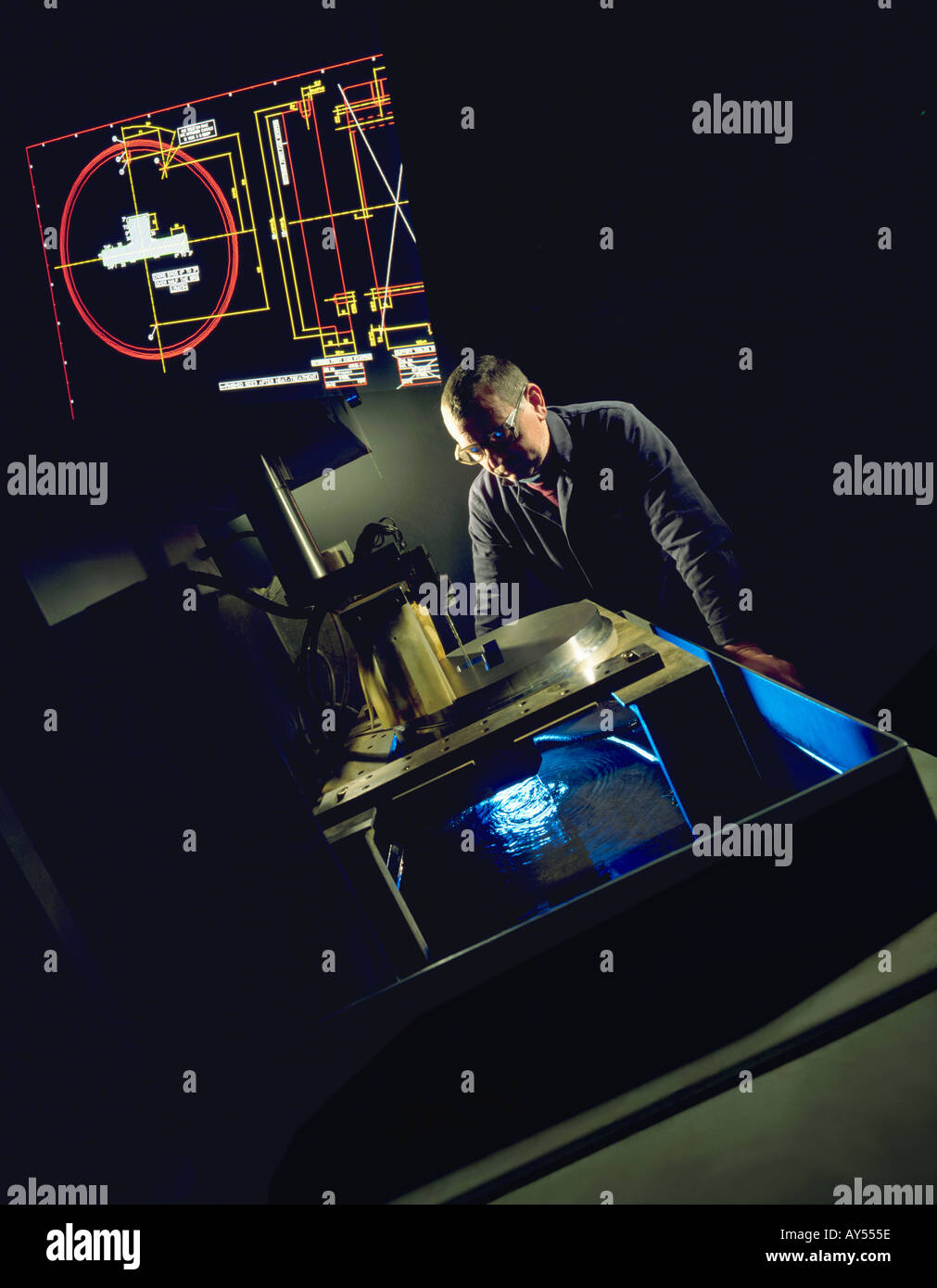 Composito che mostra uno stampo di estrusione taglio da un blocco di acciaio plus schema CAD Foto Stock