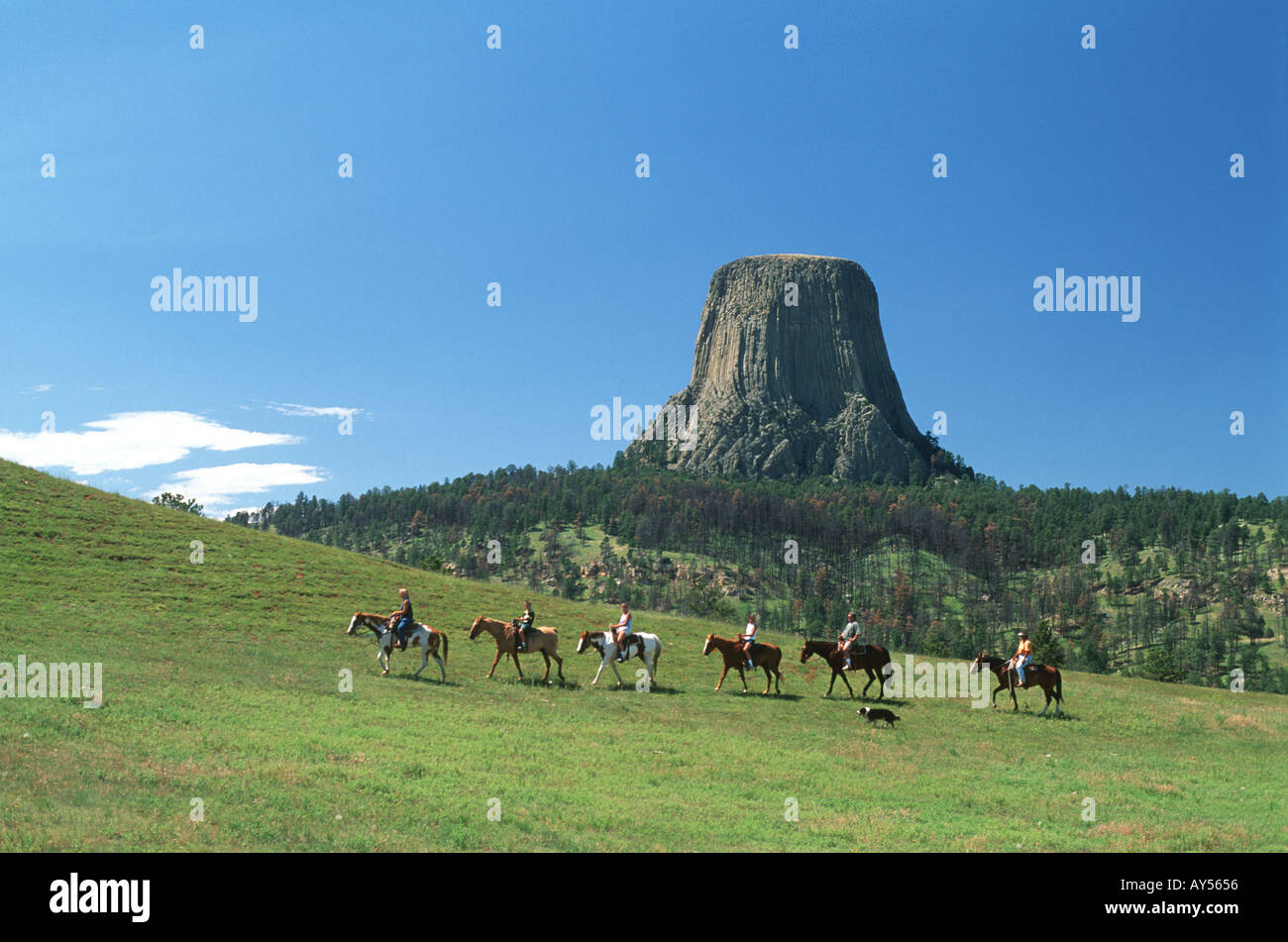 I turisti a cavallo di fronte Devils Tower National Monument Wyoming Foto Stock