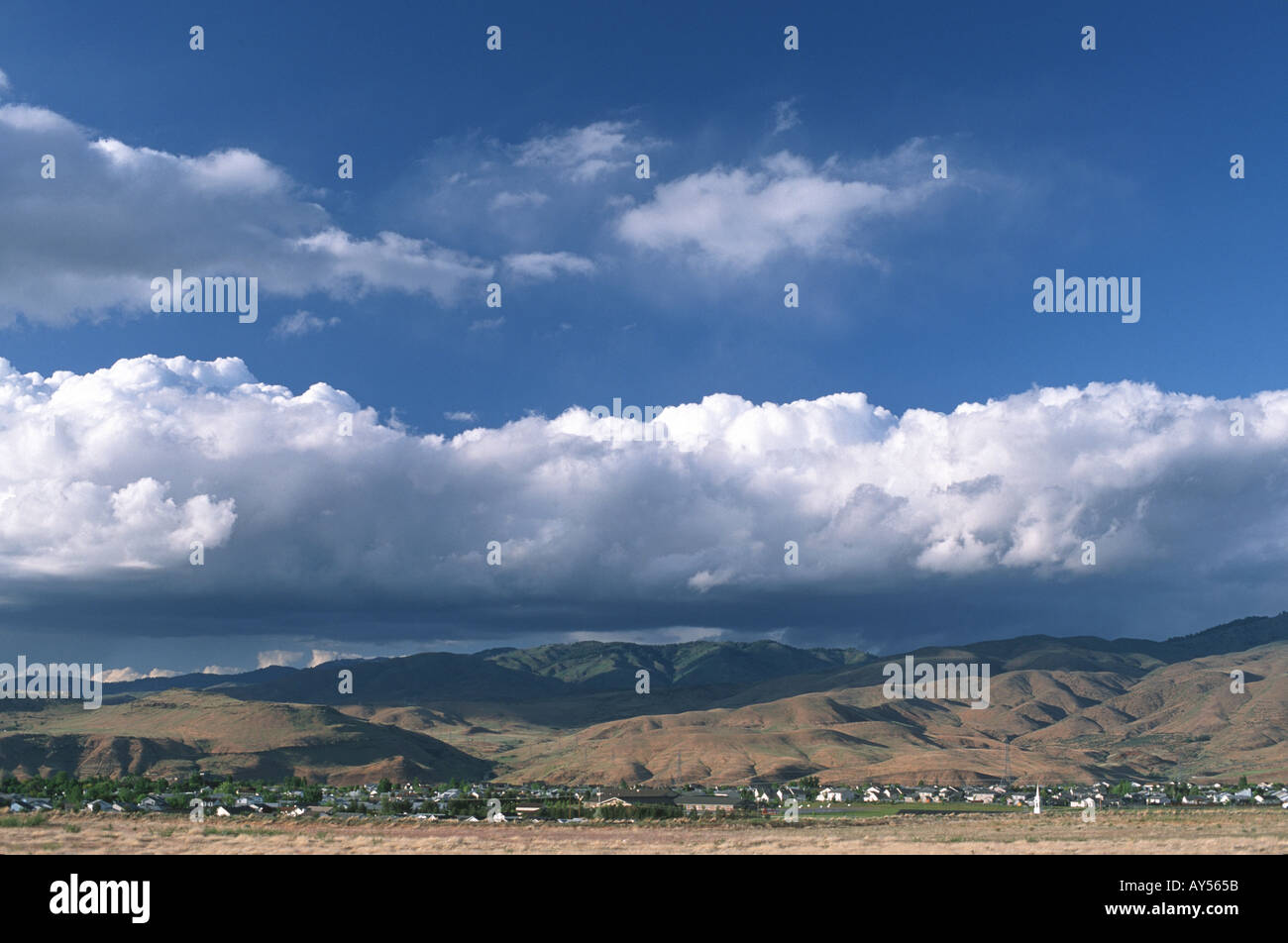 Tempesta di pioggia nuvole sopra Boise Idaho pedemontana nuvole raccogliere umidità a sinistra e la pioggia caduta a destra Foto Stock