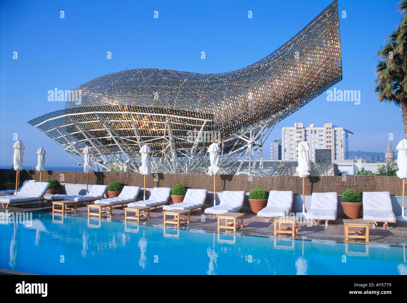 L'Hotel Arts piscina Frank Gehry pesce della scultura, Barcellona Spagna Foto Stock