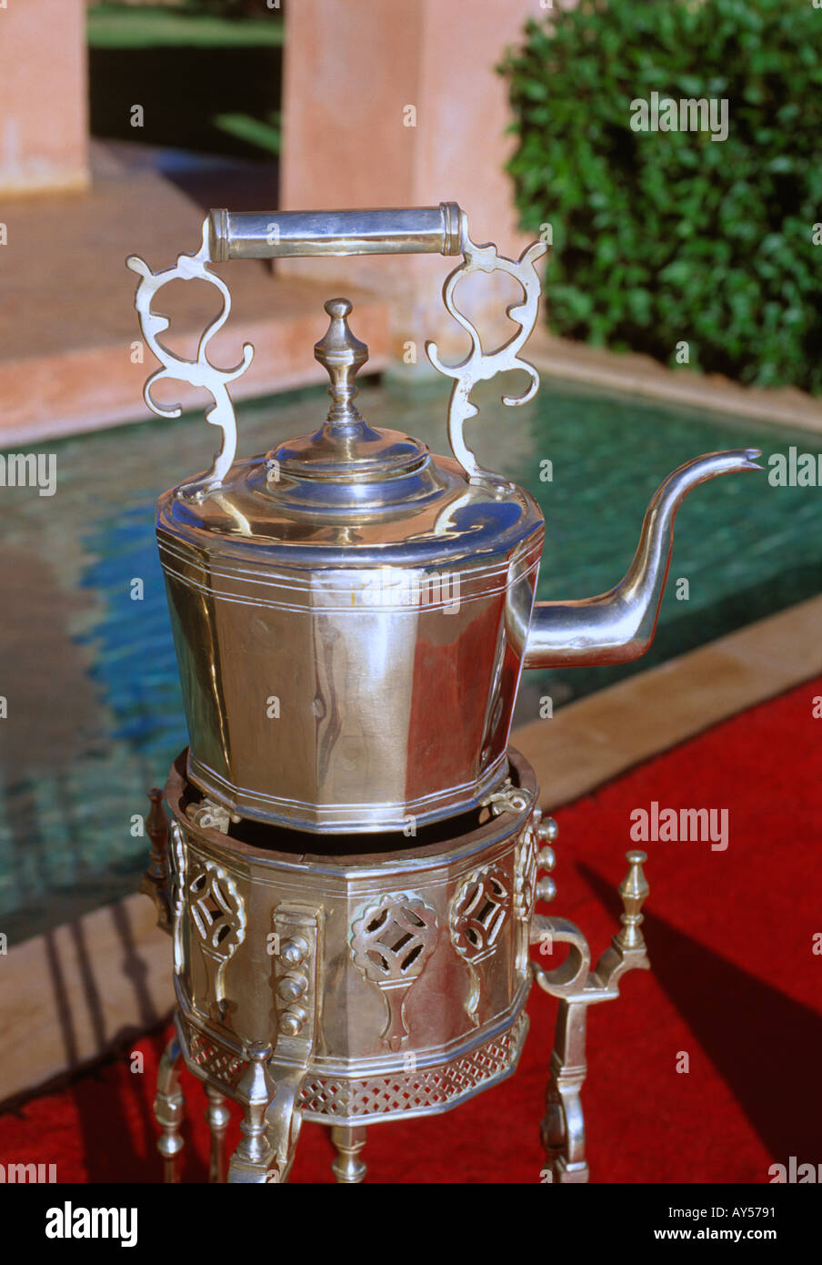 Tè pentola Marocco Marrakech, tradizionale tè alla menta, nastro teiera. Foto Stock