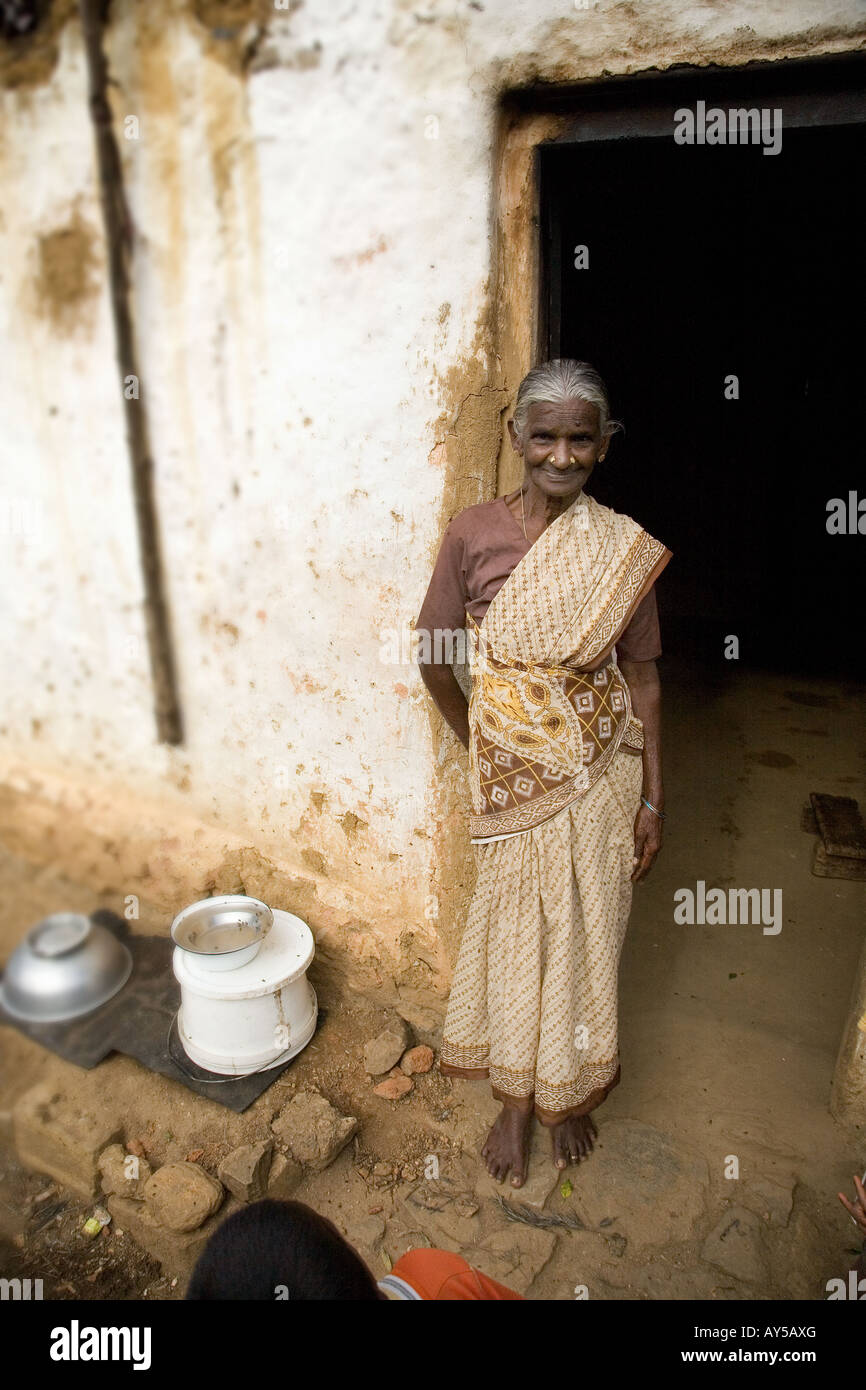 Vecchia donna ritratto in un villaggio di piantagione di tè lavoratori vicino happutale molti di tè plucker sono donne tamil in India immigrazione Foto Stock