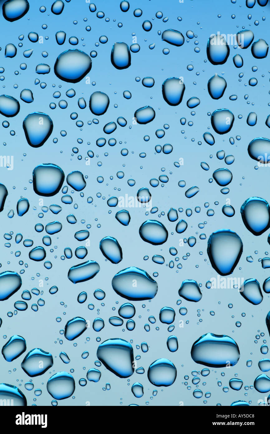 Random gocce di acqua su uno sfondo blu Foto Stock