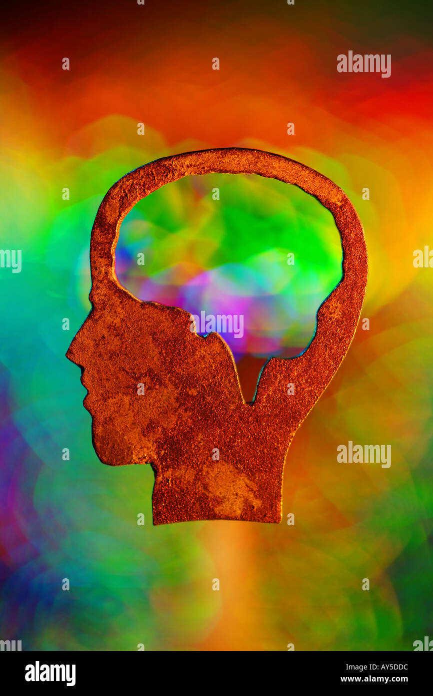Profilo di una testa con un focus sul cervello Arcobaleno luce colorata dietro la testa di concetti di psicologia simbolico di aptitude Foto Stock