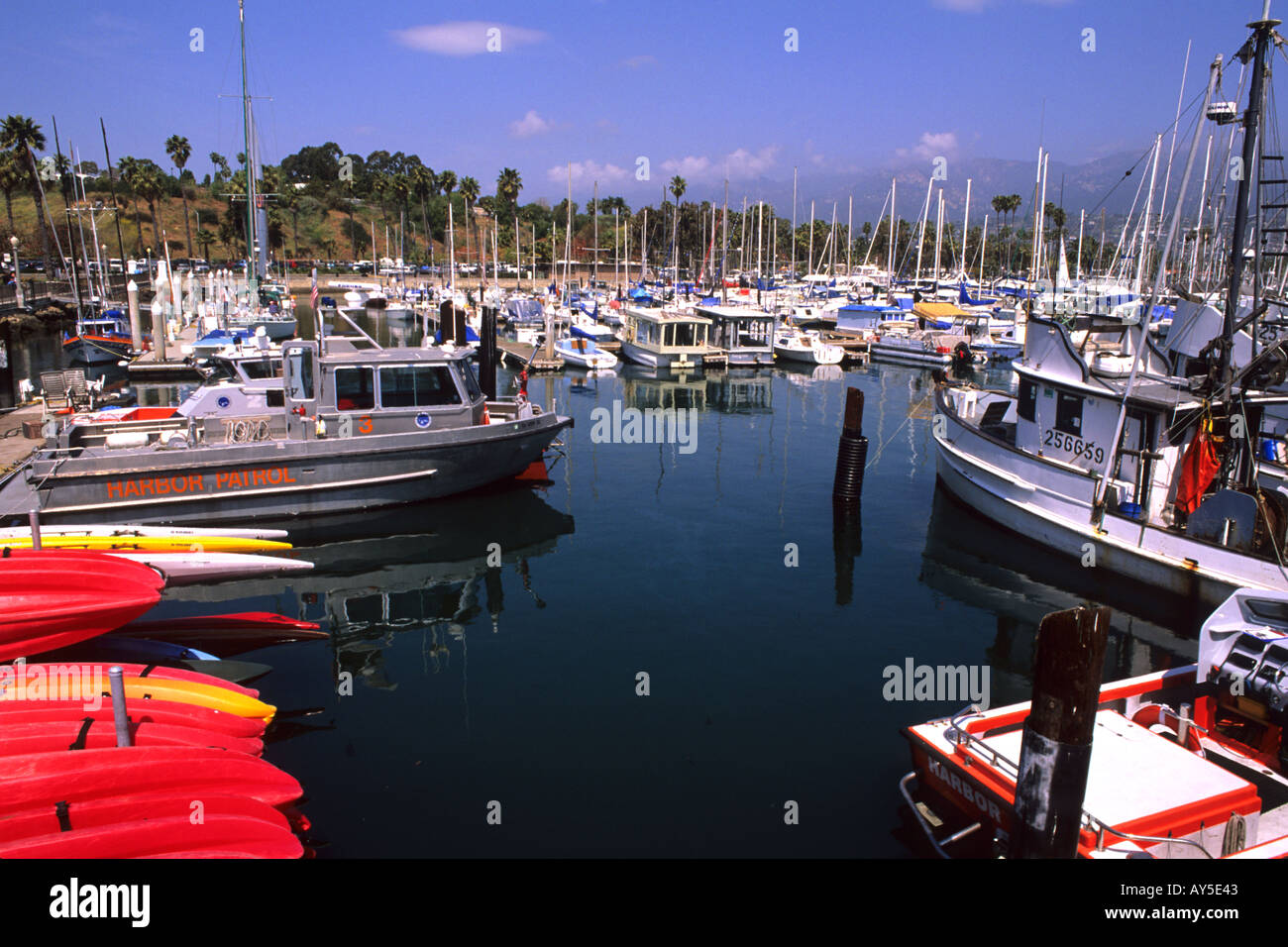 Barche in acqua a Yacht Club Santa Barbara in California Foto Stock