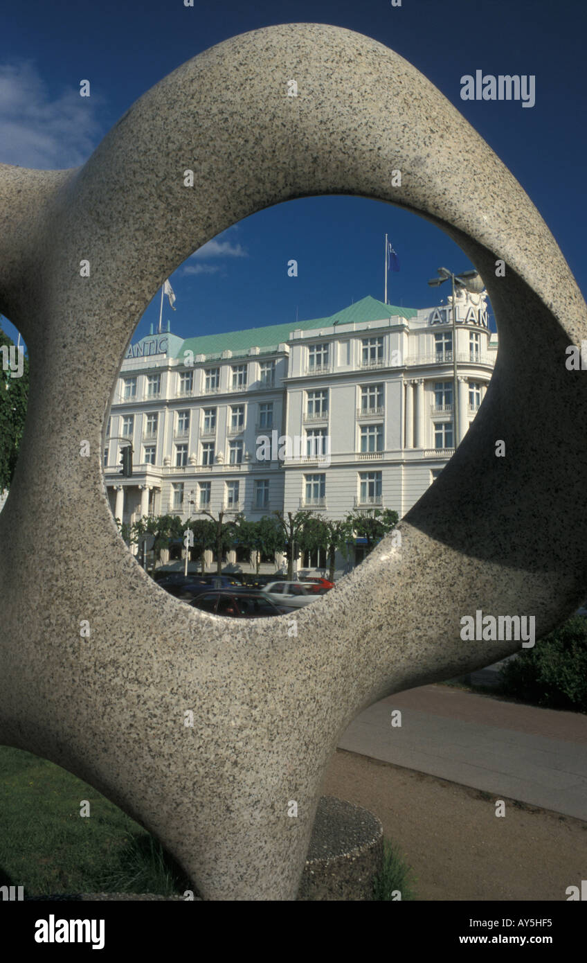 Scultura Moderna e il lussuoso Hotel Atlantic Kempinski di Amburgo, Germania Foto Stock