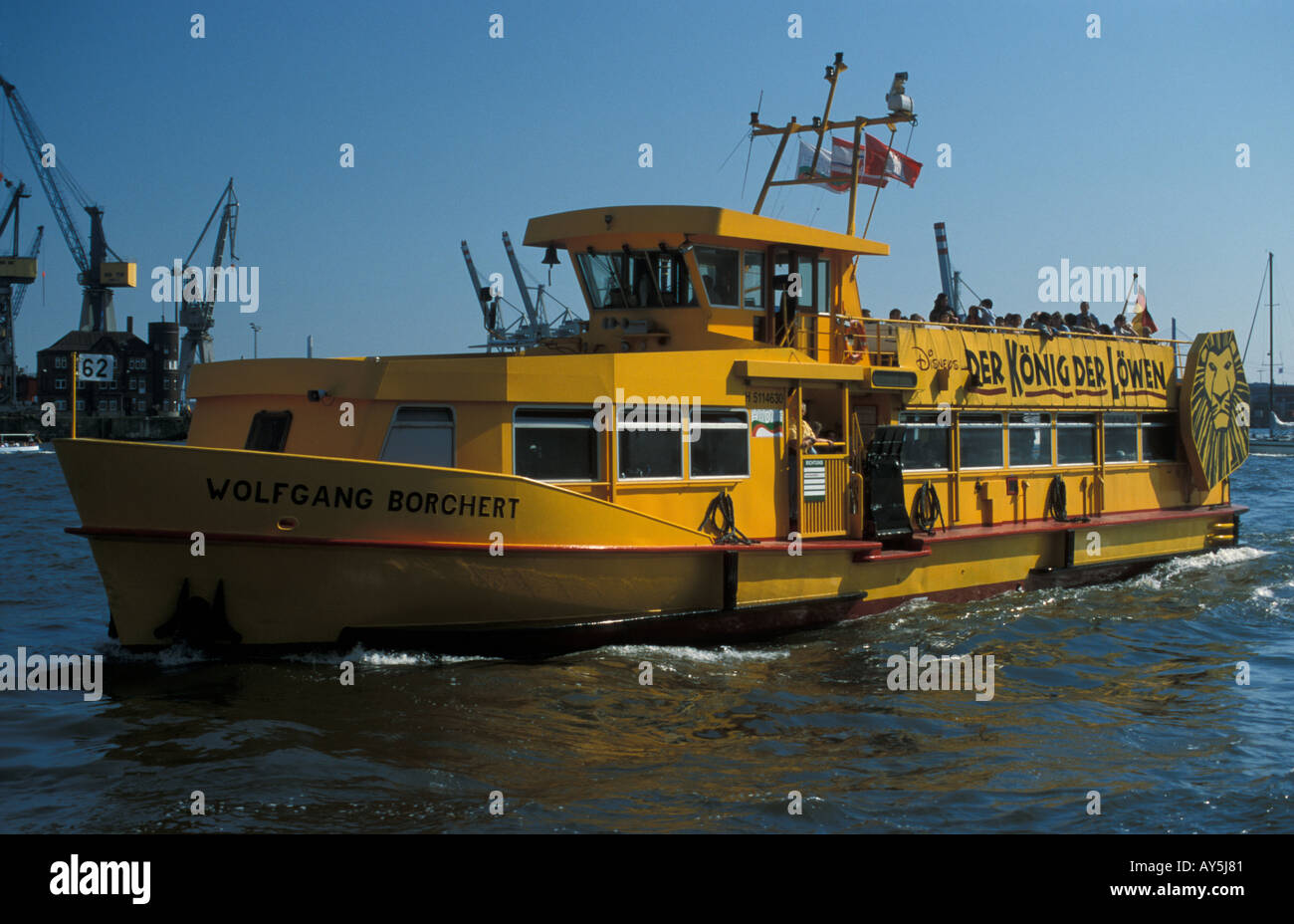 Traghetto con 'Il Re Leone' viene visualizzato sul fiume Elba nel porto di Amburgo, Germania Foto Stock