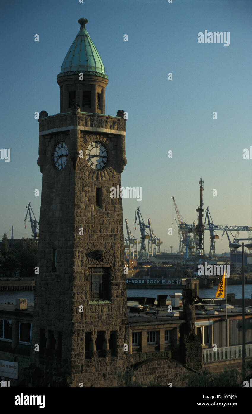 La storica torre dell'orologio di St Pauli Landungsbruecken nel porto di  Amburgo, Germania Foto stock - Alamy