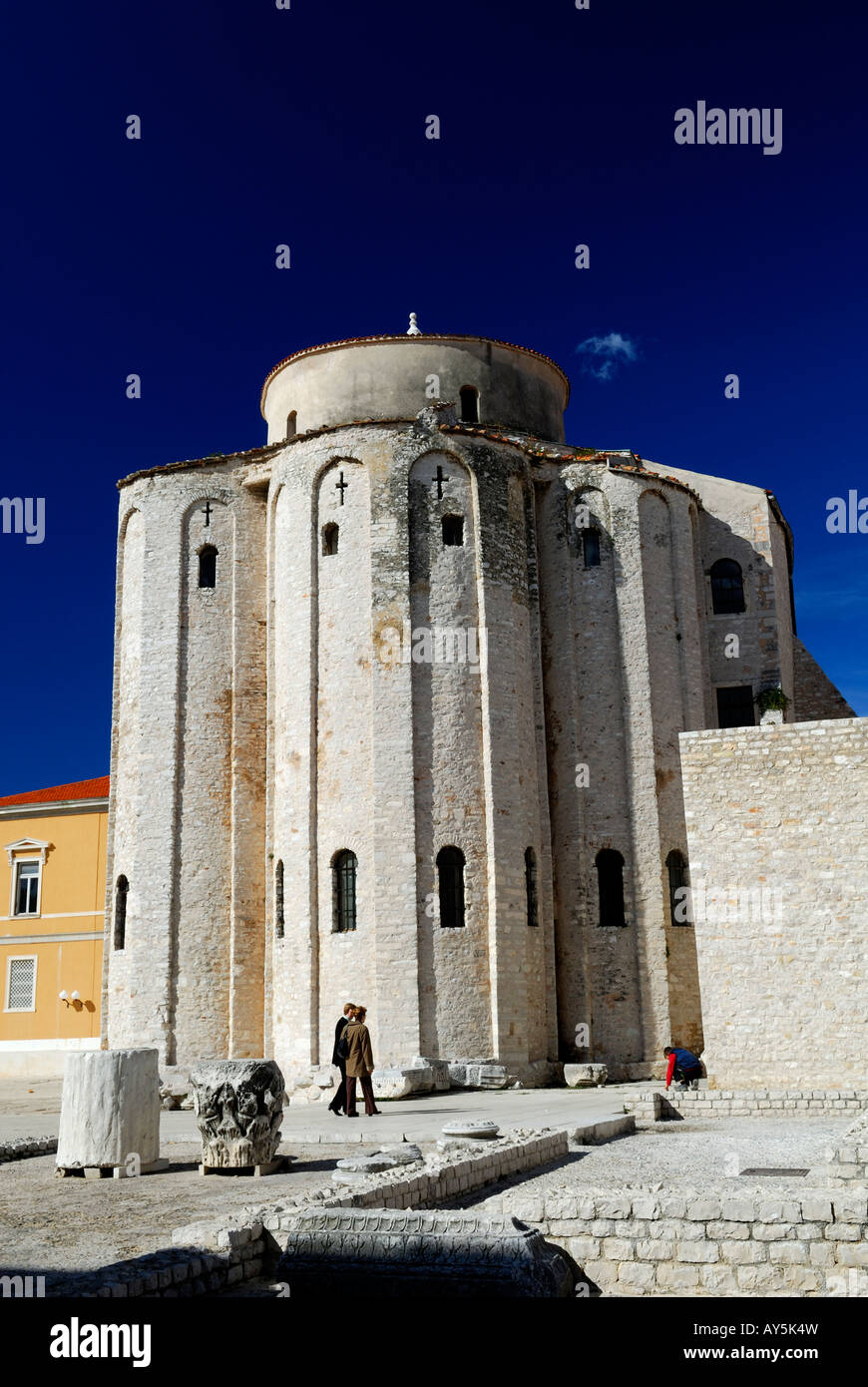 San Donato chiesa (Crkva sveti Donata) ed il campanile della cattedrale di Santa Anastasia (Katedrala sv. Stosije). Zadar, Croazia Foto Stock