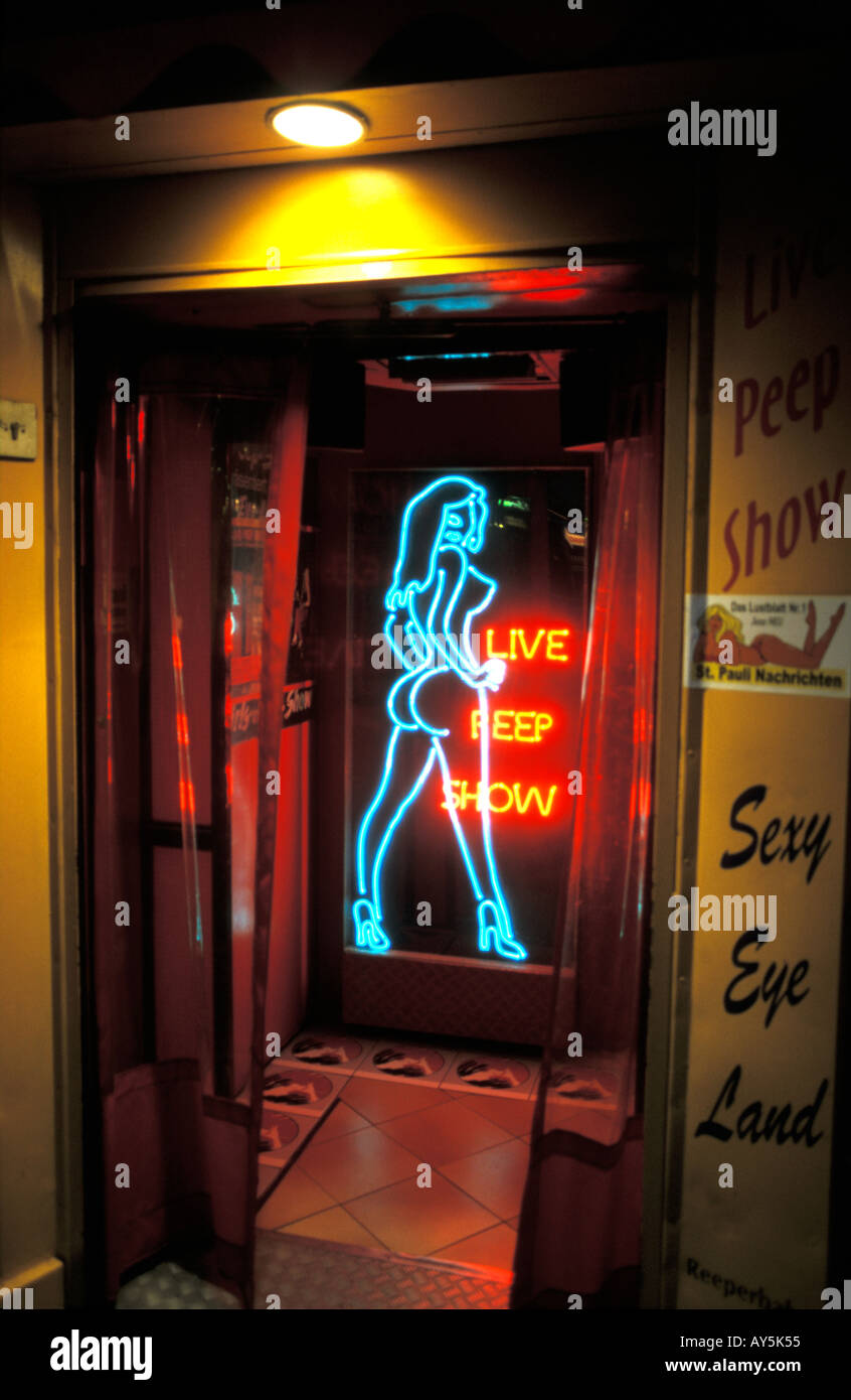Insegna al neon di Peep mostra nel quartiere a luci rosse di St Pauli, Amburgo, Germania Foto Stock
