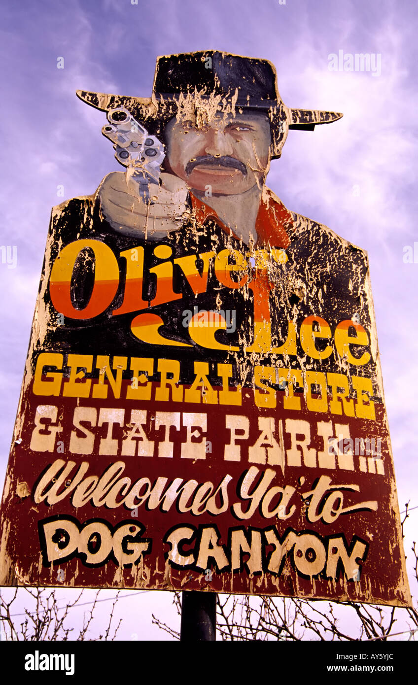 Un gunslinger prende la mira a Oliver Lee Memorial State Park, vicino a Alamogordo, Nuovo Messico. Foto Stock