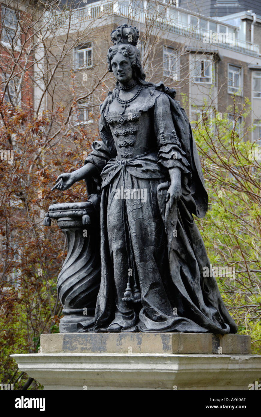 Statua della regina Anna o Queen Charlotte consorte del re George III Queen Square Londra Foto Stock