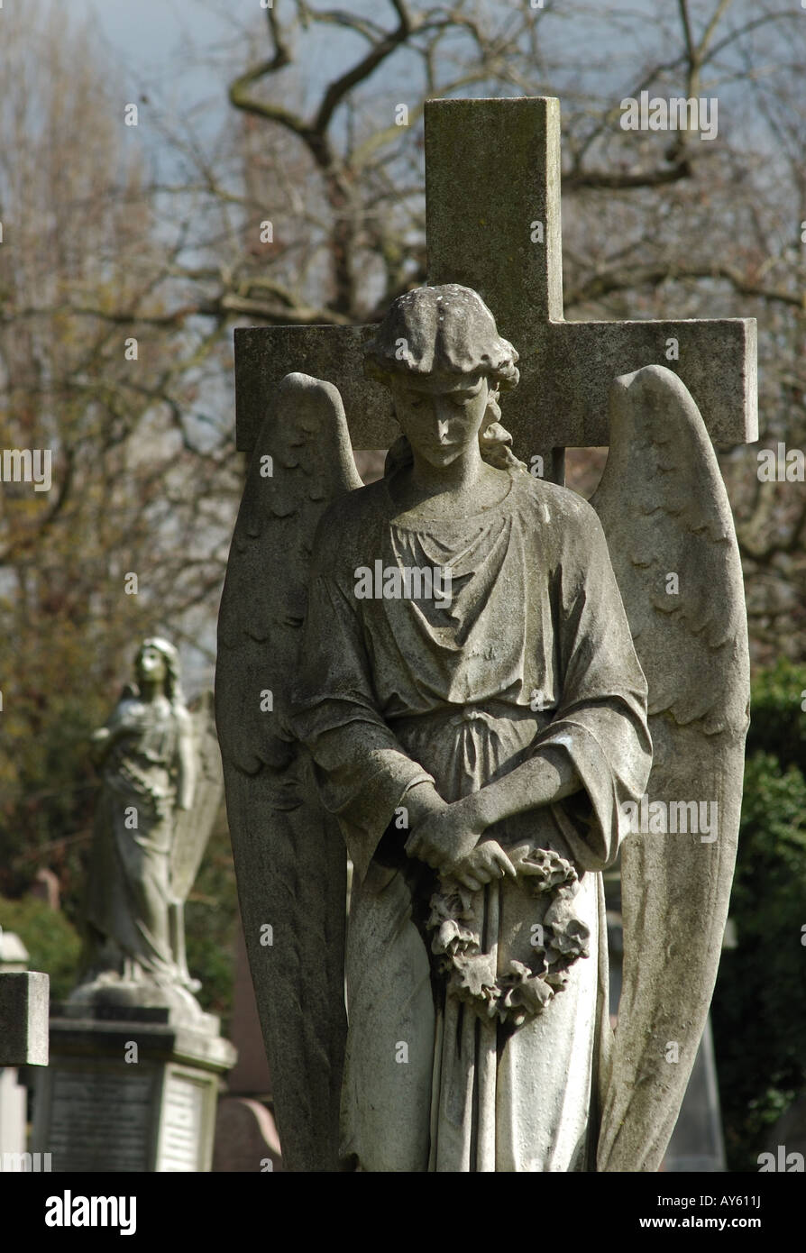 Angelo di pietra sulla tomba di Kensal Green Cemetery, Londra Foto Stock