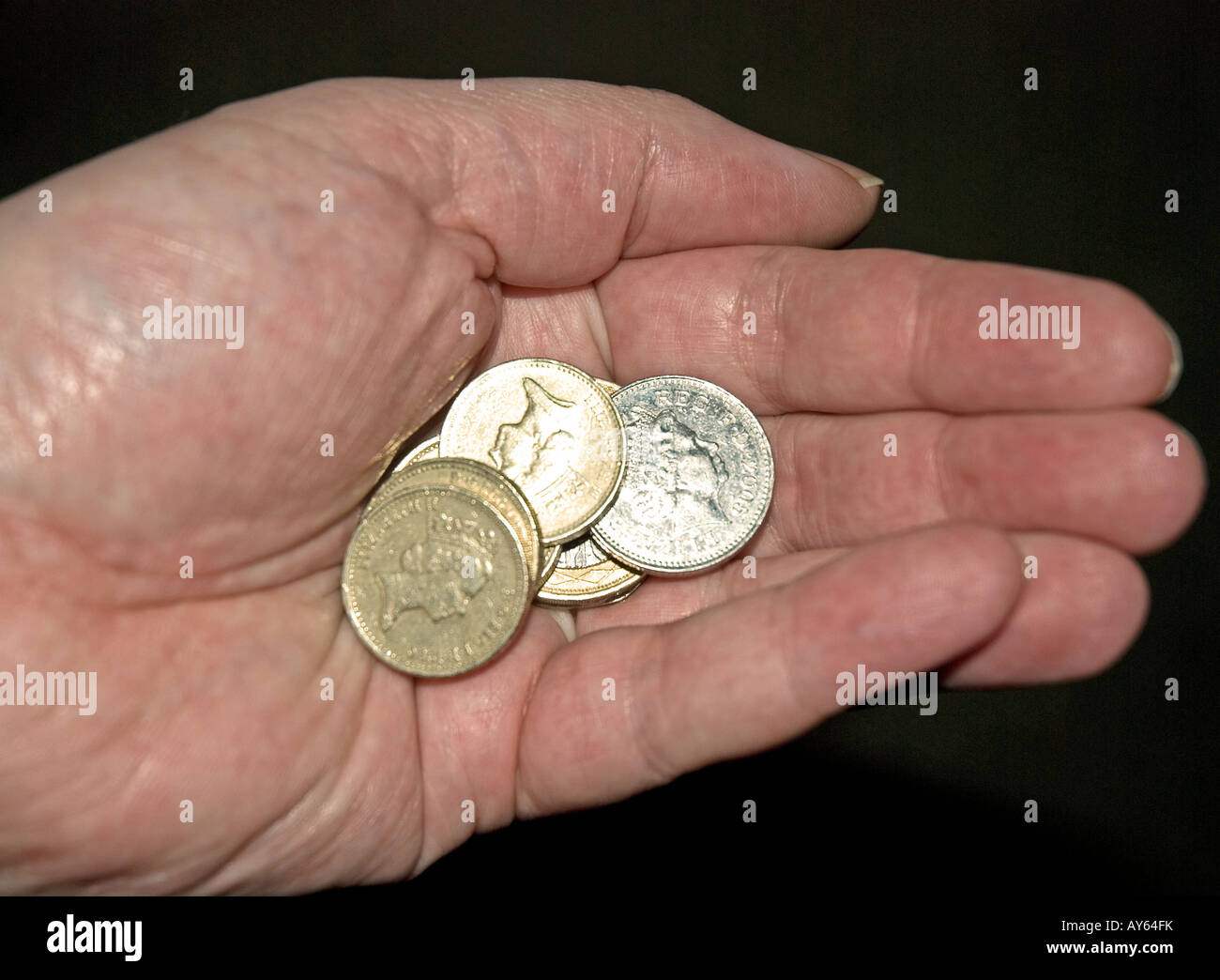 Regno Unito monete trattenute in mano Foto Stock